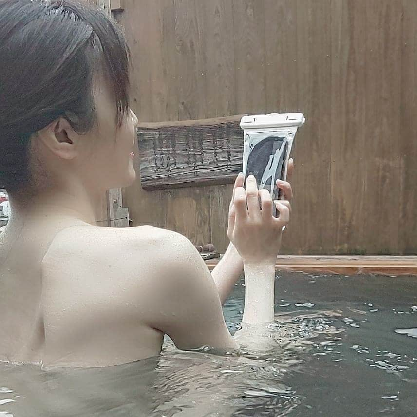 藤原宏美（ひろみん）さんのインスタグラム写真 - (藤原宏美（ひろみん）Instagram)「欲しかった【スマホ用防水ケース】💕  ケースに入れたまま タップやフリック操作が出来るし、 写真撮影もすっごくクリアなの～😍 (ビニール越しなのに、なんで！？🤣)  プールサイド⛱️や お風呂🛁、 雨の日も安心☔️  レシピ検索しながらお料理したり っていう使い方も👍️  首からもぶら下げられて とっても便利ですよ～♥️  #オウルテック #owltech #motteru_inc #motteru_enjoy #motteru #防水ケース #monipla #owltech_fan #藤原宏美 #便利グッズ #海 #プール #お風呂 #温泉 #温泉女子 #キッチン #スマホケース #プランドゥシー #PlanDoSee」7月21日 3時05分 - hiromint7