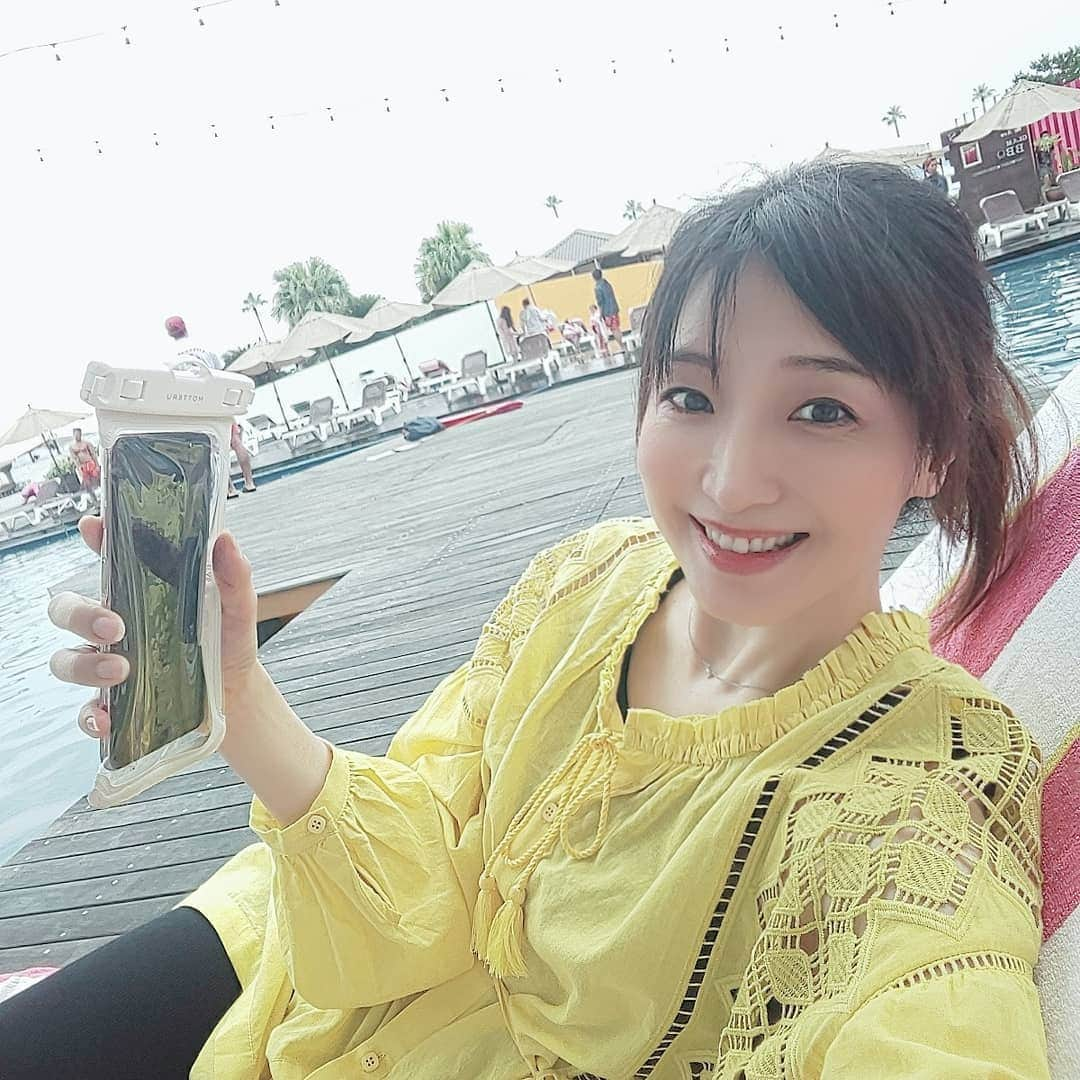 藤原宏美（ひろみん）さんのインスタグラム写真 - (藤原宏美（ひろみん）Instagram)「欲しかった【スマホ用防水ケース】💕  ケースに入れたまま タップやフリック操作が出来るし、 写真撮影もすっごくクリアなの～😍 (ビニール越しなのに、なんで！？🤣)  プールサイド⛱️や お風呂🛁、 雨の日も安心☔️  レシピ検索しながらお料理したり っていう使い方も👍️  首からもぶら下げられて とっても便利ですよ～♥️  #オウルテック #owltech #motteru_inc #motteru_enjoy #motteru #防水ケース #monipla #owltech_fan #藤原宏美 #便利グッズ #海 #プール #お風呂 #温泉 #温泉女子 #キッチン #スマホケース #プランドゥシー #PlanDoSee」7月21日 3時05分 - hiromint7