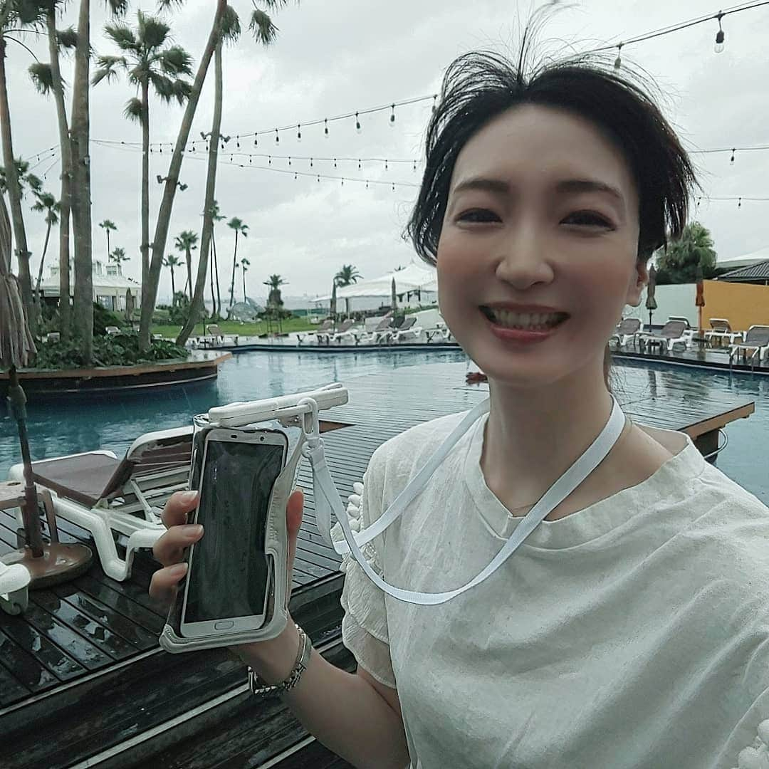 藤原宏美（ひろみん）さんのインスタグラム写真 - (藤原宏美（ひろみん）Instagram)「欲しかった【スマホ用防水ケース】💕  ケースに入れたまま タップやフリック操作が出来るし、 写真撮影もすっごくクリアなの～😍 (ビニール越しなのに、なんで！？🤣)  プールサイド⛱️や お風呂🛁、 雨の日も安心☔️  レシピ検索しながらお料理したり っていう使い方も👍️  首からもぶら下げられて とっても便利ですよ～♥️  #オウルテック #owltech #motteru_inc #motteru_enjoy #motteru #防水ケース #monipla #owltech_fan #藤原宏美 #便利グッズ #海 #プール #お風呂 #温泉 #温泉女子 #キッチン #スマホケース #プランドゥシー #PlanDoSee」7月21日 3時05分 - hiromint7