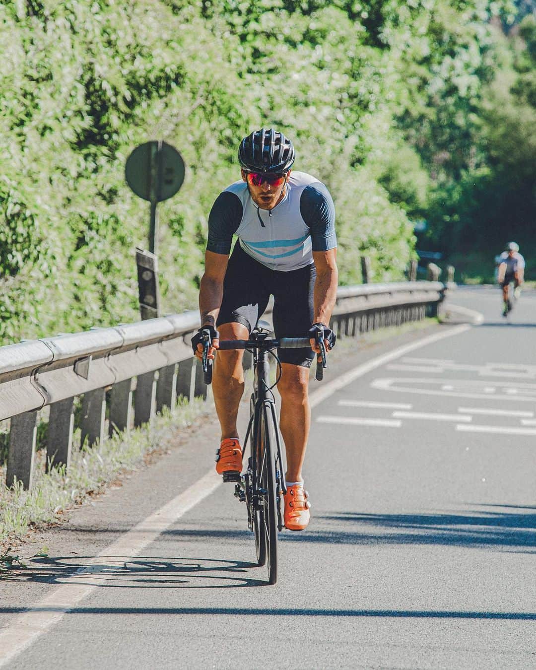 イバイ・ゴメスのインスタグラム：「Qué suerte tenemos de vivir donde vivimos 😍 Y qué planazo poder visitarlos disfrutando de este maravilloso deporte con amigos 🚲 📸: @aitzolarev」