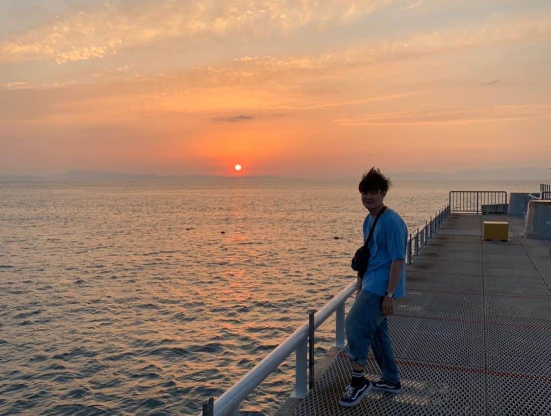 たむかいさんのインスタグラム写真 - (たむかいInstagram)「いつの日かの釣り、釣りばっかりしてごめんなさい。先輩方と青空の下釣り釣り、釣り上げたのはジョーさんだけ。。ジョーさんと可愛い鯛 クロソイとおもてたら、たけのこメバル。 #釣り #やまたけさん #ジョーさん #ドーナツさん #クロソイ？ #たけのこメバル」7月21日 3時14分 - tamkkaii__