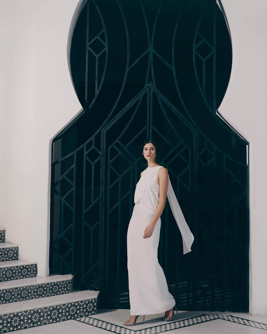 ホルストンのインスタグラム：「Stunning Stand Out⁠⠀ ⁠⠀ ⁠⠀ #halston #halstonstyle #halstonettes #halstondress #halstonfashion」