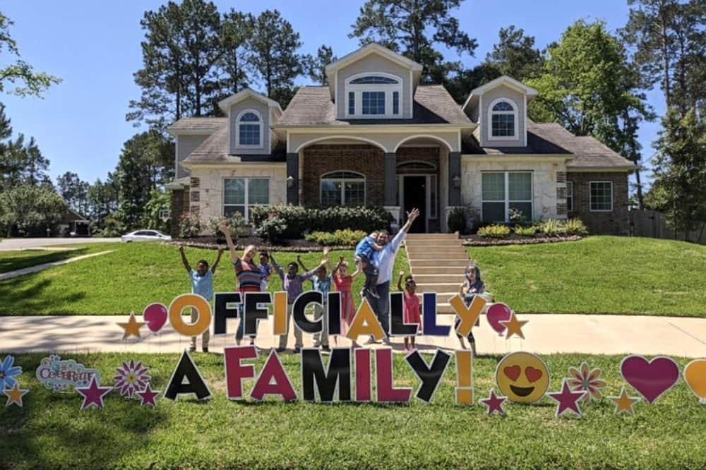 People Magazineさんのインスタグラム写真 - (People MagazineInstagram)「Five siblings that were living apart in foster care have been reunited permanently thanks to one loving Texas family. ❤️ Now, Andi and Thomas Bonura are proud parents to eight kids total: their five newly adopted children and their three biological children. Andi said that for years, she and Thomas wanted to adopt due to her struggles to conceive. "These are their brothers and sisters and there's no argument," Andi said. "The kids have been through a lot but they're the sweetest. They're amazing — and resilient... Our family is complete." Tap the link in bio for the amazing full story. 📷: Andi Bonura」7月21日 3時22分 - people