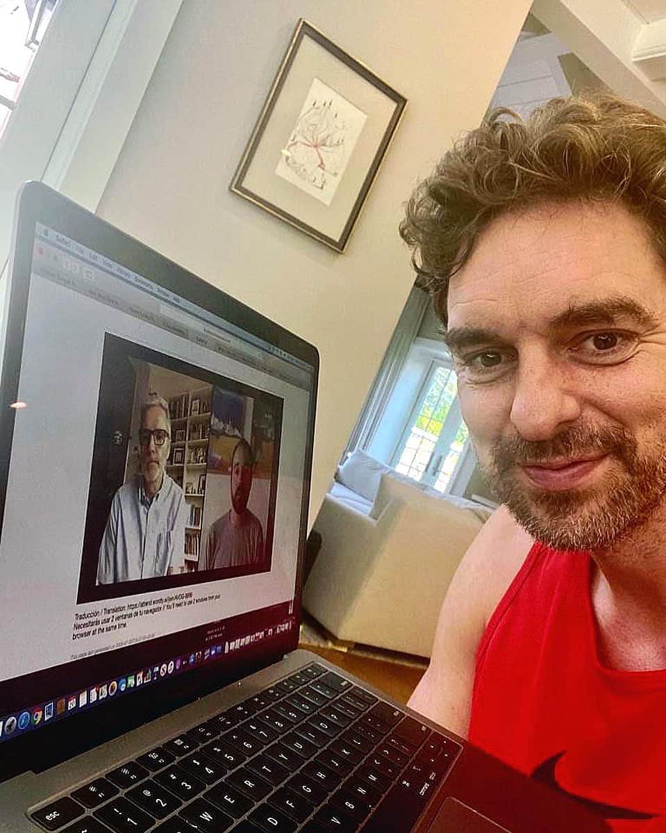 パウ・ガソルのインスタグラム：「Primer día de @pl4netsofficial!😃  Hoy he aprendido mucho de tod@s los expert@s en #nutrición🥑🍎 y mañana visitaremos el planeta de la #ActividadFísica💪🏼 en la segunda jornada de #PL4NETS! 🌕 No os perdáis el resto de jornadas, + info en la BIO! 👆🏼 ⠀⠀⠀⠀⠀⠀⠀⠀⠀⠀⠀⠀⠀⠀⠀⠀⠀⠀ First day of @Pl4netsOfficial is in the books! 😃 Today we've learned a lot from all the experts on #nutrition🥑🍎 and tomorrow we will visit the planet of #PhysicalActivity💪🏼 on the second day of #PL4NETS! 🌕 Don't miss the rest of the summit, more info on my BIO! 👆🏼」