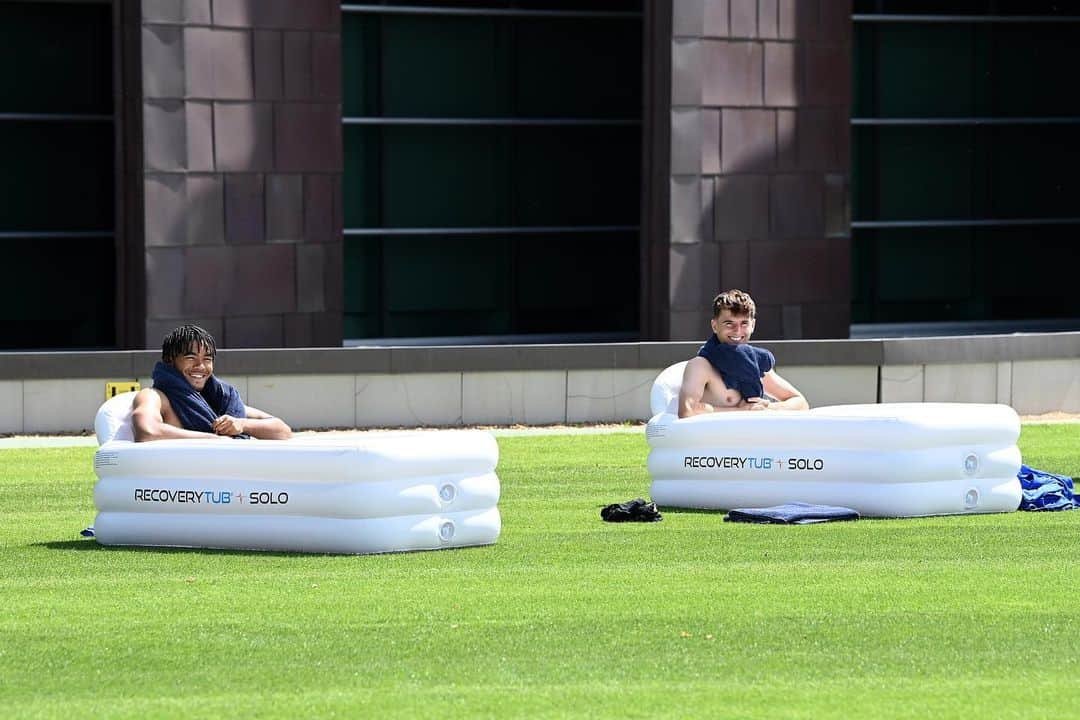 チェルシーFCさんのインスタグラム写真 - (チェルシーFCInstagram)「Recovery day in the ice bath! ❄️☀️ @rjames @masonmount10 #CFC #Chelsea」7月21日 3時30分 - chelseafc