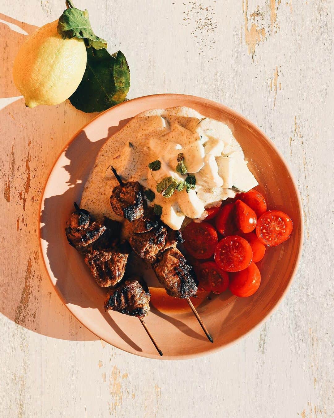 Saghar Setarehさんのインスタグラム写真 - (Saghar SetarehInstagram)「The aftermath of a recipe-testing gone wrong. Still a pretty decent Mediterranean dinner for summer nights, with a whiff of burning charcoal, charred meat and vegetable. ⠀⠀⠀⠀⠀⠀⠀⠀⠀ #LabNoonFood #FlavorsAndEncounters」7月21日 3時26分 - labnoon