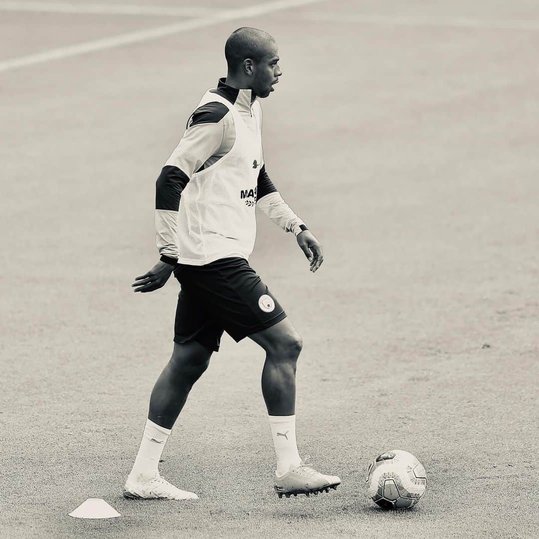 フェルナンジーニョのインスタグラム：「Keep moving forward! #cmoncity」
