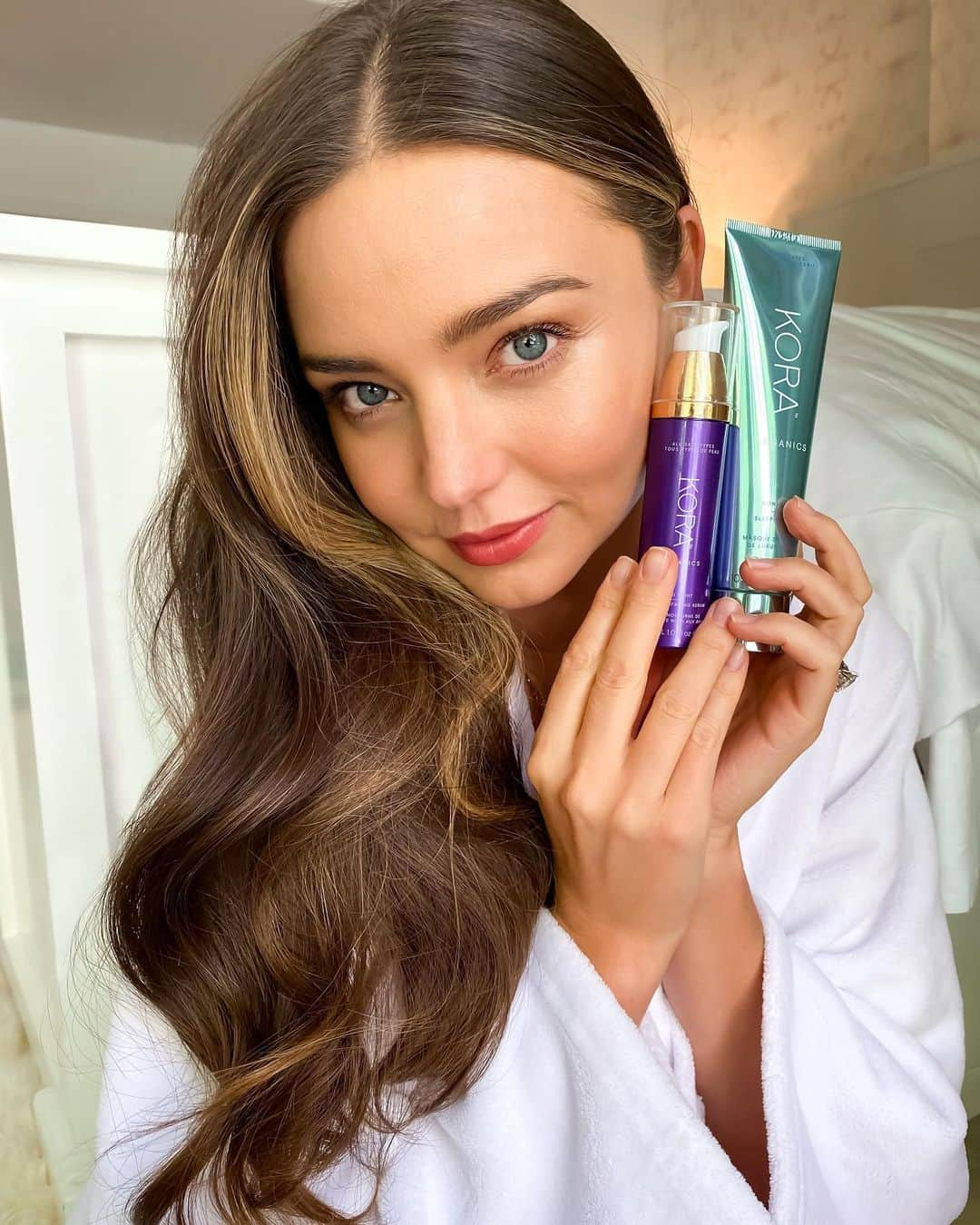 ミランダ・カーさんのインスタグラム写真 - (ミランダ・カーInstagram)「So excited for my Nighttime Beauty Secrets Masterclass live tomorrow at 2pm PT 🌈 Don’t forget to submit your questions now in my story ✨💖」7月21日 3時31分 - mirandakerr