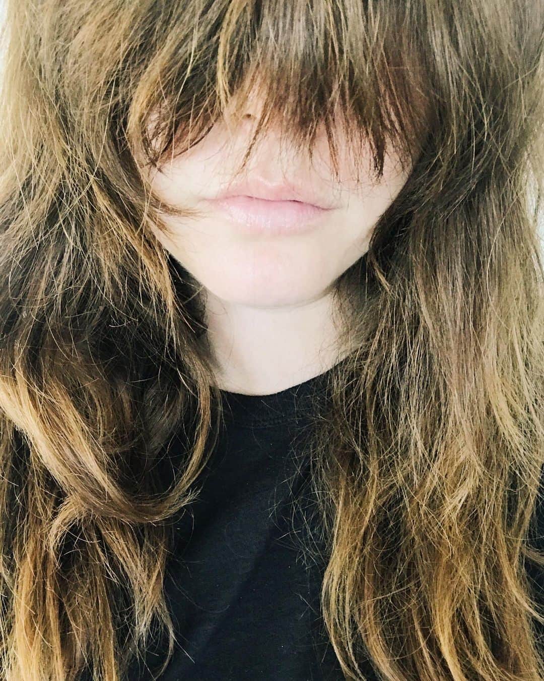 Robin May Flemingのインスタグラム：「How's everyone's quarantine hair going? Yeah. Mine, too.」