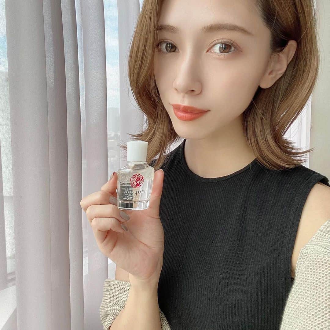 石黒美帆のインスタグラム：「*﻿ #コスメレポ ✐☡⁎﻿ ﻿ ﻿ 自然派エイジングケア5年連続売上No.1﻿ の美容液オイル「coyori」。﻿ ﻿ ﻿ 本当にずっと人気ですよね〜！﻿ 先日実家に帰ったら母も愛用していました😊﻿ ﻿ ﻿ 人気の秘密は﻿ ✔︎日本中の天然素材をたっぷり使用し、美容成分が25種類も配合されていること﻿ ✔︎美容液と2層になったオイルなので、ベタつかず、化粧水のあとこれ1本でもいいくらいのしっとり感﻿ ﻿ などなど✨﻿ ﻿ ﻿ 2層を混ざり合わせるため、使用のたび振るのですが、オイルなのに白く濁る事にもびっくり。﻿ 本当にサラッとしてるけど、つけた後は全てのスキンケアを終えた後のしっとり感があって、不思議な感じです😳😳﻿ ﻿ ﻿ 自然を感じる香りと、シンプルでおしゃれなパッケージも、長く愛されているポイントかも😊🌿﻿ ﻿ ﻿ ﻿ #Coyori#Coyori美容液オイル#25種類の美容成分#オーガニック#日本製#PR﻿#skincare#beauty#cosmetics#faceoil#vocest#スキンケア#美容#コスメ#フェイスオイル」