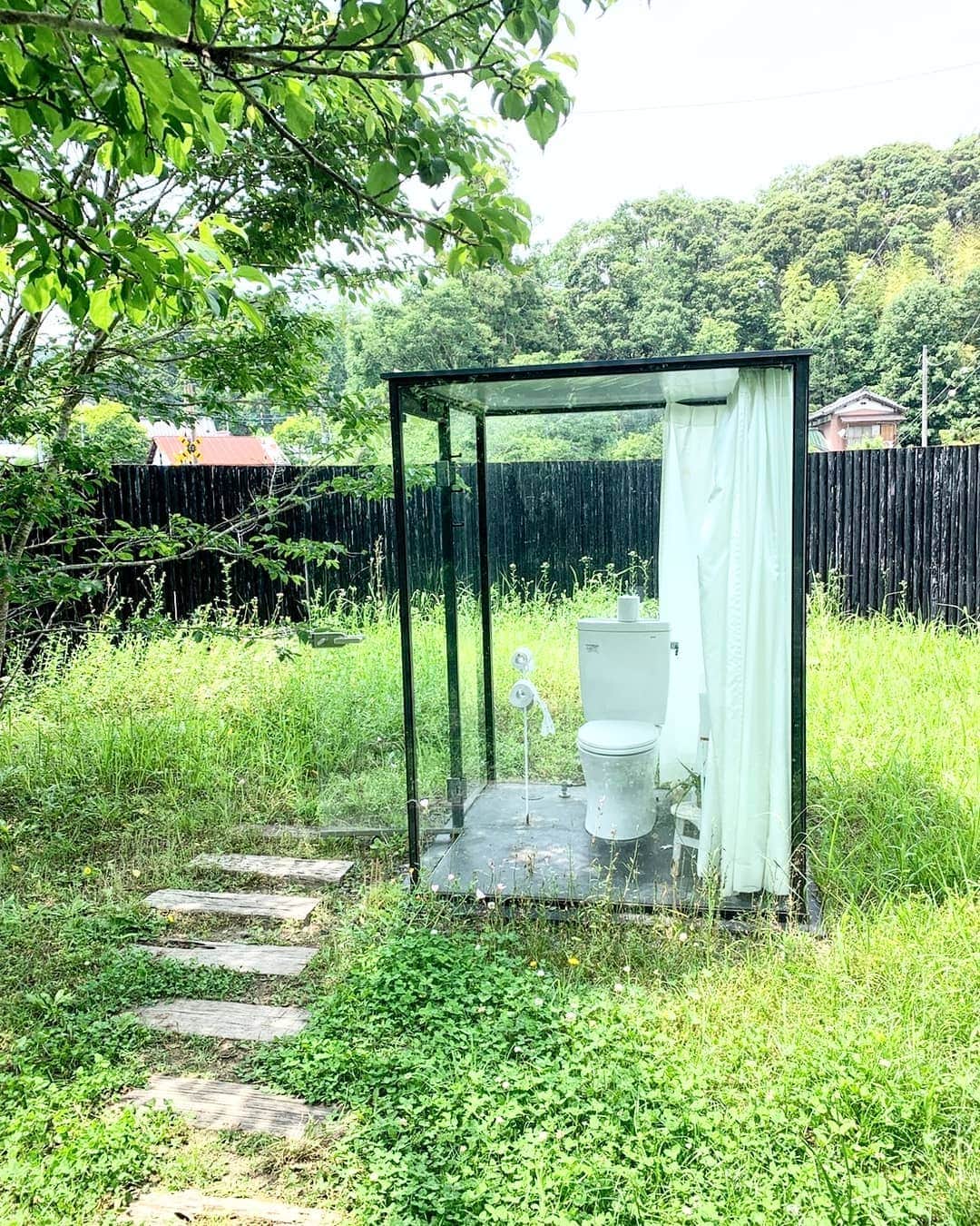 前園真聖さんのインスタグラム写真 - (前園真聖Instagram)「黒い板塀にぐるりと囲まれた開放感ありすぎな飯給駅のトイレ😲 女性用のトイレなので妻に撮ってきてもらいました。 #飯給駅 #世界一広いトイレ #素敵 #アート」7月20日 18時53分 - maezono_masakiyo