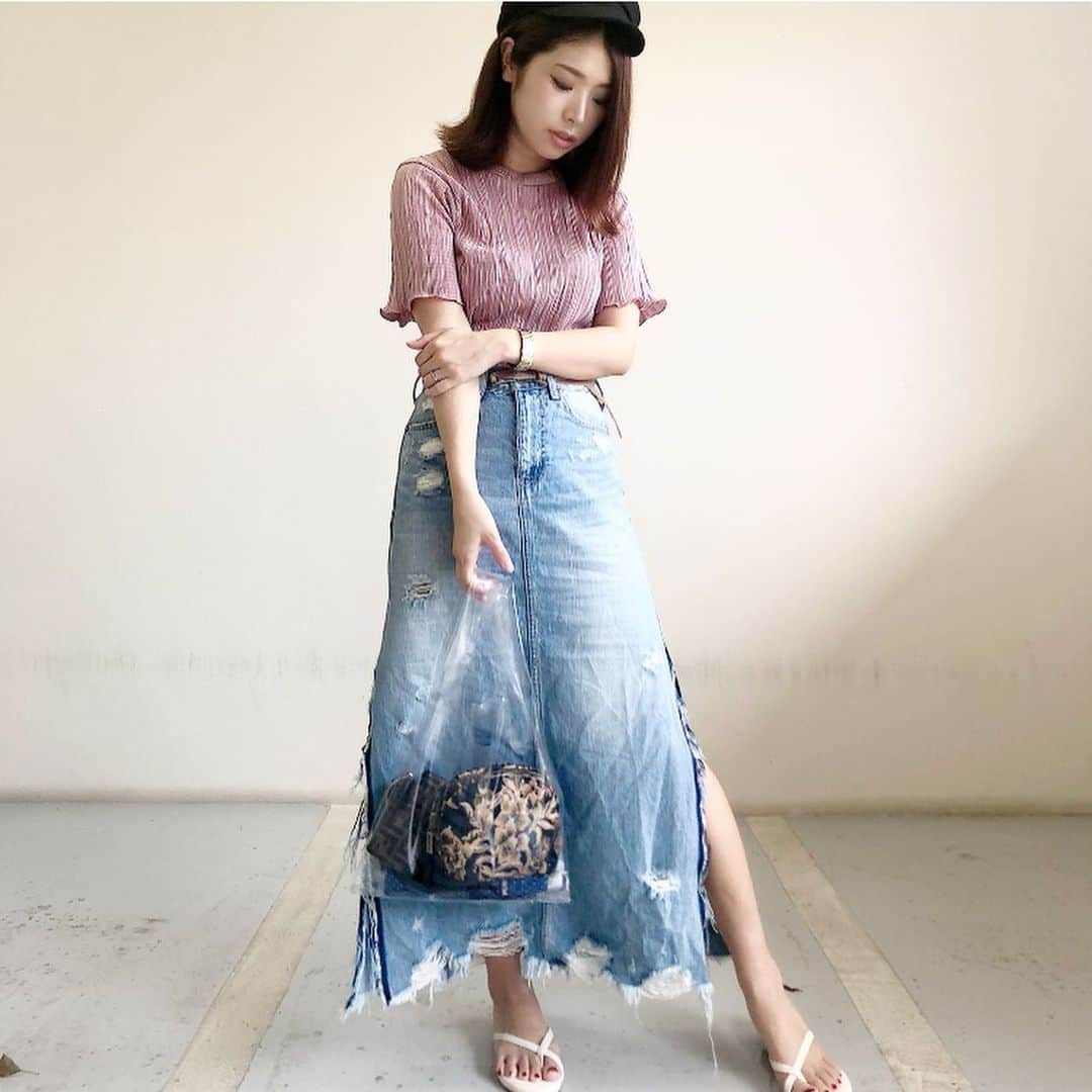 片桐優妃のインスタグラム：「#silkyofficial の#トップス 3色あるんだけど気に入りすぎて毎日のようにどれかしら着てる笑 . さらっとしてて涼しい素材で着心地もかなりいい！着回しやすいしほんと選んでよかった1枚😊いや？3枚か . #クリアバッグ はかわいいと思ってよく使ってるけどこれ持ってるととにかく人に見られる笑 やっぱ中身気になるんだね😋 . 帽子 @unrelish_official #unrelish トップス @__silkyofficial #silkyofficial  スカート @gydajp #GYDA サンダル @randa_pic #RANDA . #coordinate #fashion #コーディネート」