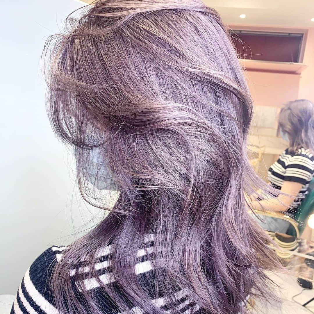 原涼香のインスタグラム：「『 𝐋𝐚𝐯𝐞𝐧𝐝𝐞𝐫 𝐠𝐫𝐚𝐲𝐠𝐞 』 上品なラベンダーカラー🤍🦋 ケアブリーチ 2〜3 ㅤㅤㅤㅤㅤㅤㅤㅤㅤㅤㅤㅤㅤ」