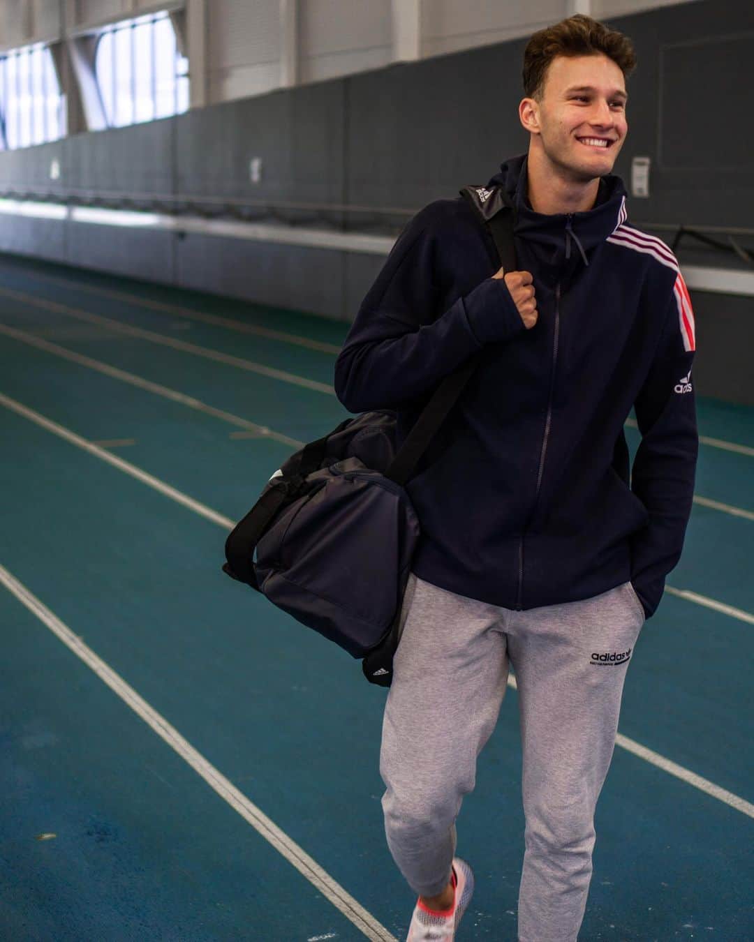 カーティス・マーシャルのインスタグラム：「Rolling up to training on a Monday like.. 😁 . . .  #adidasrunning #adidas #polevault #athletics #running #trackandfield #training」
