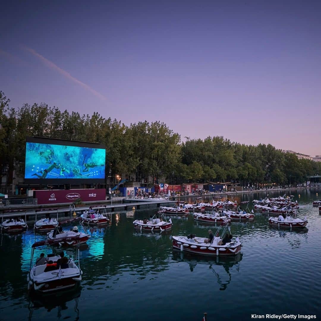 ABC Newsさんのインスタグラム写真 - (ABC NewsInstagram)「38 electric boats were installed on the Quai de Seine along with 150 deckchairs on the banks of the canal for the opening of a free floating movie theater in Paris, France. #boats #cinema #movietheater #paris」7月20日 19時11分 - abcnews