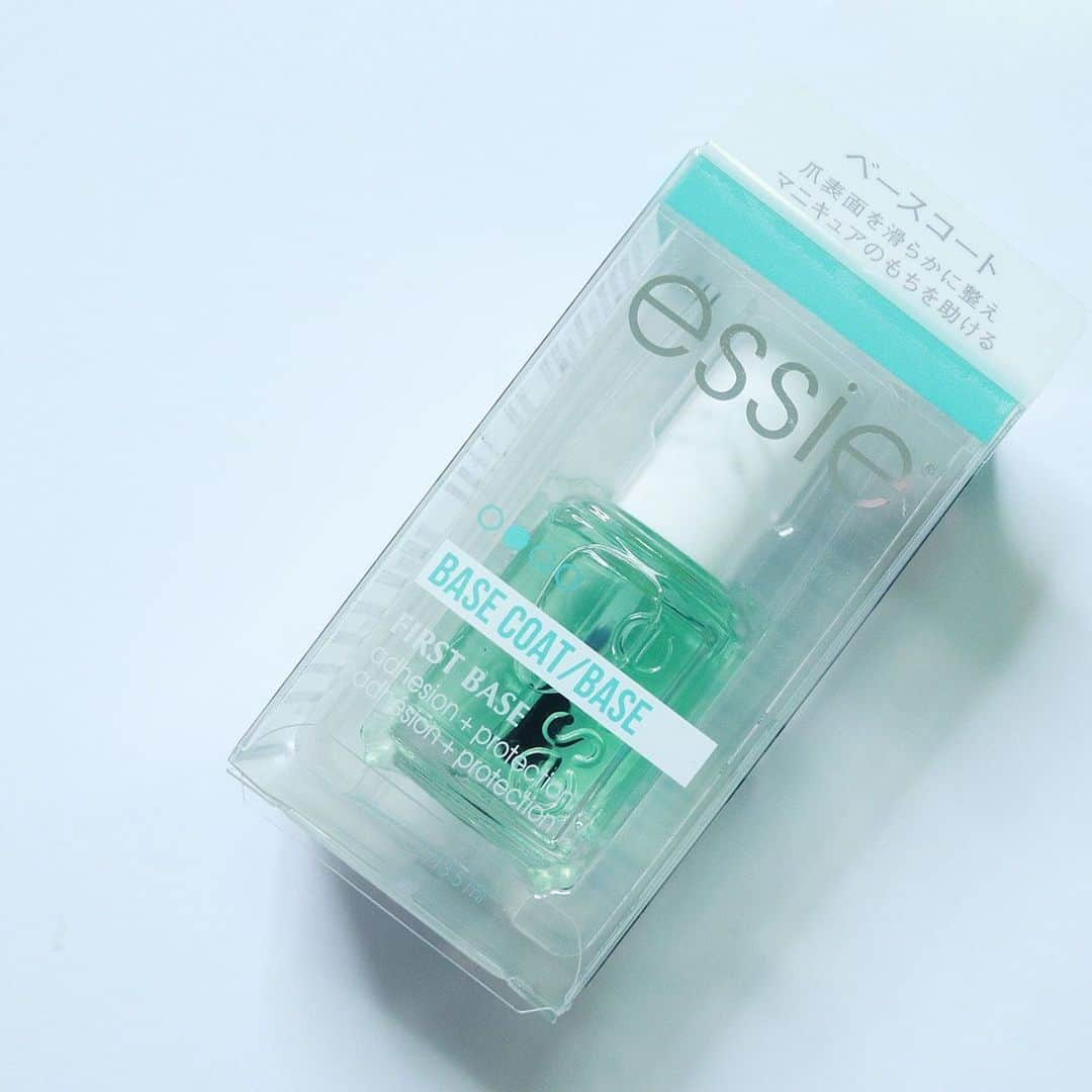 常岡珠希さんのインスタグラム写真 - (常岡珠希Instagram)「最近使っているベースコート。  #essie ファーストベース ベースコート  essieの中でも定番のベースコート。OPIのインフィニットシャインのベースコトートを使っていたのですが、使い切ったのを機会にたまには違うものをとこちらを最近使っています。  ボトルからみると爽やかなグリーンっぽいカラーですが、爪に塗っても色は付きません。とてもさらっとしている液体で、乾きもとても早い。セルフポリッシュネイルでの悩みの1つは乾き時間がかかるという所があるかと思います。また、ブラシがさすがessie、塗りやすい。細くなく、かといって太すぎないけれどもちょうど良いサイズ。先端は軽くカーブがかっているので、爪の根元にフィットさせて塗りやすいタイプです。もちろん、ベースコートの後塗るカラーも、もたつき感なく塗れますよ。濃いカラーを上から重ねても、自爪へ色移りがしにくいです。  ただ、爪に凸凹がありそれを補正したい、爪の変色をカバーしたい、そういった用途には向いていないかと思います。さらっとした液なので凸凹補正はできませんし、色も透明なので変色したものをカバーするのは難しいです。そういった場合は、もう少し粘度があるものや、乳白色系のベースコートなどを試させるといいと思います。 ちなみに、3枚目のネイル画像はネイルして6日目のものです。根本は伸びてきていますが、先端が剥げたりなどはしていません。  ブログでは、ネイルもちについてや、トップコート等についても書いているのでぜひご覧下さい。  #コスメ #化粧品 #ネイル #セルフネイル #セルフネイラー #ポリッシュ #マニキュア #ネイルポリッシュ #ポリッシュネイル #nail #manicure #エッシー #ファーストベースベースコート #ベースコート #nailsmagazin #美活 #美容 #美意識」7月20日 19時05分 - tamaki.tsuneoka