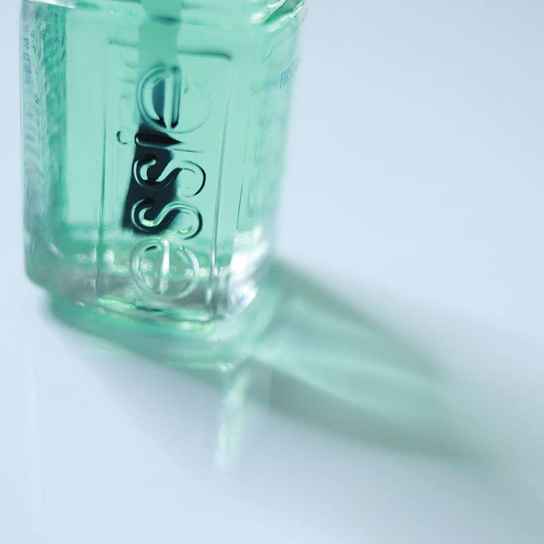 常岡珠希さんのインスタグラム写真 - (常岡珠希Instagram)「最近使っているベースコート。  #essie ファーストベース ベースコート  essieの中でも定番のベースコート。OPIのインフィニットシャインのベースコトートを使っていたのですが、使い切ったのを機会にたまには違うものをとこちらを最近使っています。  ボトルからみると爽やかなグリーンっぽいカラーですが、爪に塗っても色は付きません。とてもさらっとしている液体で、乾きもとても早い。セルフポリッシュネイルでの悩みの1つは乾き時間がかかるという所があるかと思います。また、ブラシがさすがessie、塗りやすい。細くなく、かといって太すぎないけれどもちょうど良いサイズ。先端は軽くカーブがかっているので、爪の根元にフィットさせて塗りやすいタイプです。もちろん、ベースコートの後塗るカラーも、もたつき感なく塗れますよ。濃いカラーを上から重ねても、自爪へ色移りがしにくいです。  ただ、爪に凸凹がありそれを補正したい、爪の変色をカバーしたい、そういった用途には向いていないかと思います。さらっとした液なので凸凹補正はできませんし、色も透明なので変色したものをカバーするのは難しいです。そういった場合は、もう少し粘度があるものや、乳白色系のベースコートなどを試させるといいと思います。 ちなみに、3枚目のネイル画像はネイルして6日目のものです。根本は伸びてきていますが、先端が剥げたりなどはしていません。  ブログでは、ネイルもちについてや、トップコート等についても書いているのでぜひご覧下さい。  #コスメ #化粧品 #ネイル #セルフネイル #セルフネイラー #ポリッシュ #マニキュア #ネイルポリッシュ #ポリッシュネイル #nail #manicure #エッシー #ファーストベースベースコート #ベースコート #nailsmagazin #美活 #美容 #美意識」7月20日 19時05分 - tamaki.tsuneoka