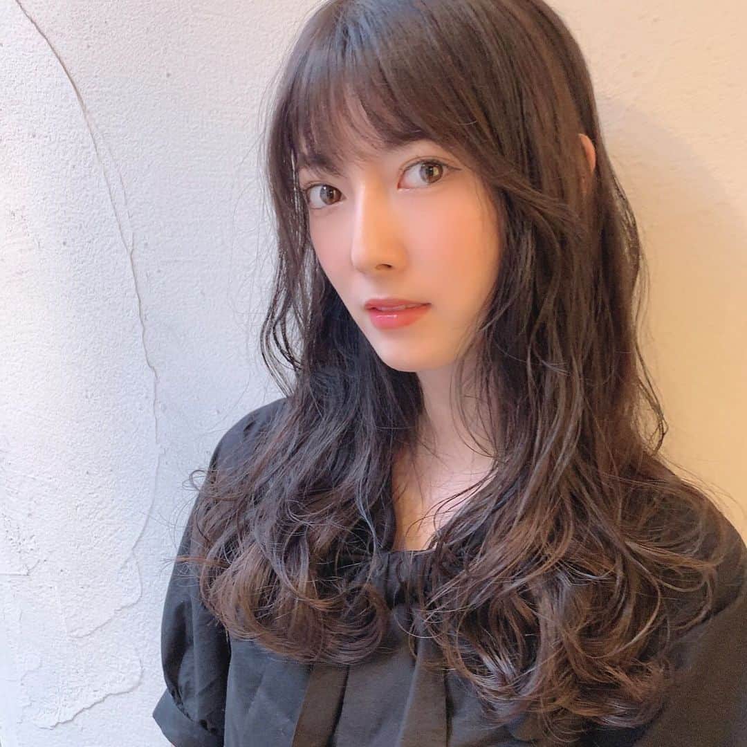 日下部美愛のインスタグラム：「lewinさんに🤍 暗くしてトリートメントして、前髪カットしてもらいました！ いい色だ〜〜、小池さんありがとうございました🥰 . . . #hair #fashion #makeuptutorial #makeupartist  #instagood #photo #Japan #me #selfie  #instafashion   #맞팔 #사진 #데일리 #데일리룩 #인스타사진 #인스타그램 #일본인」
