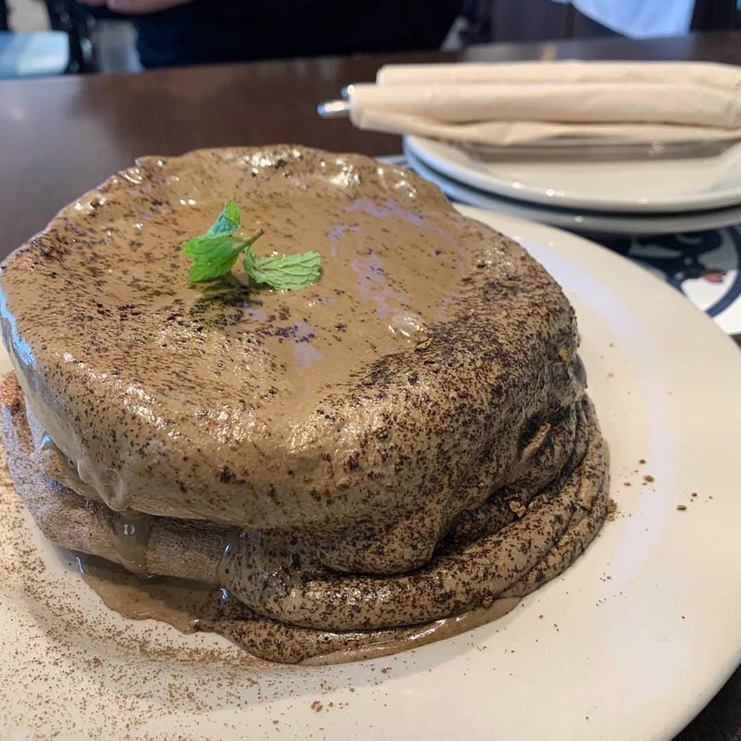のインスタグラム：「【表参道　アースカフェ】 ほうじちゃパンケーキ🥞 ㅤㅤㅤㅤㅤㅤㅤㅤㅤㅤㅤㅤㅤ 🏠#表参道　#アースカフェ 🚶‍♂️明治神宮前駅徒歩1分 📖ほうじちゃパンケーキ(¥1650) ストロベリーレモネード(¥693) レモネード(¥489) ㅤㅤㅤㅤㅤㅤㅤㅤㅤㅤㅤㅤㅤ アースカフェの東急プラザおもはら店！ ㅤㅤㅤㅤㅤㅤㅤㅤㅤㅤㅤㅤ ここのパンケーキは生地しっかり固め 生地にもほうじちゃ入ってる ㅤㅤㅤㅤㅤㅤㅤㅤㅤㅤㅤㅤㅤ ほうじちゃはみためほど濃厚な感じじゃない。 ソースがたっぷりで美味しいほうじちゃチョコレートって感じ。 ㅤㅤㅤㅤㅤㅤㅤㅤㅤㅤㅤㅤㅤ 甘欲みたされる。 味がディズニーっぽい ㅤㅤㅤㅤㅤㅤㅤㅤㅤㅤㅤㅤㅤ まじででかいから半分こでいい かなり食べ応えある ㅤㅤㅤㅤㅤㅤㅤㅤㅤㅤㅤㅤㅤ 頼んだドリンクよりもデトックスウォーターが神うまかった。 少し暑かったからもう少し気温下げてもいいかな、原宿と表参道の交差点の東急プラザに入ってる。 ㅤㅤㅤㅤㅤㅤㅤㅤㅤㅤㅤㅤㅤ 店内はかなり落ち着いた雰囲気。 結構お客さん入ってた。 女の人しかいない。 おしゃべりにはぴったりの雰囲気。 店員さんも親切だった。 ㅤㅤㅤㅤㅤㅤㅤㅤㅤㅤㅤㅤㅤ  パンケーキ焼くのに生地から作るから20分かかるよ〜 ほうじ茶のパンケーキ珍しいよね！ ほうじ茶好き行ってみて！  アースカフェ東急プラザ　表参道原宿店  東京都渋谷区神宮前4-30-3 東急プラザ 表参道原宿 5F  営業時間11:00～20:00」