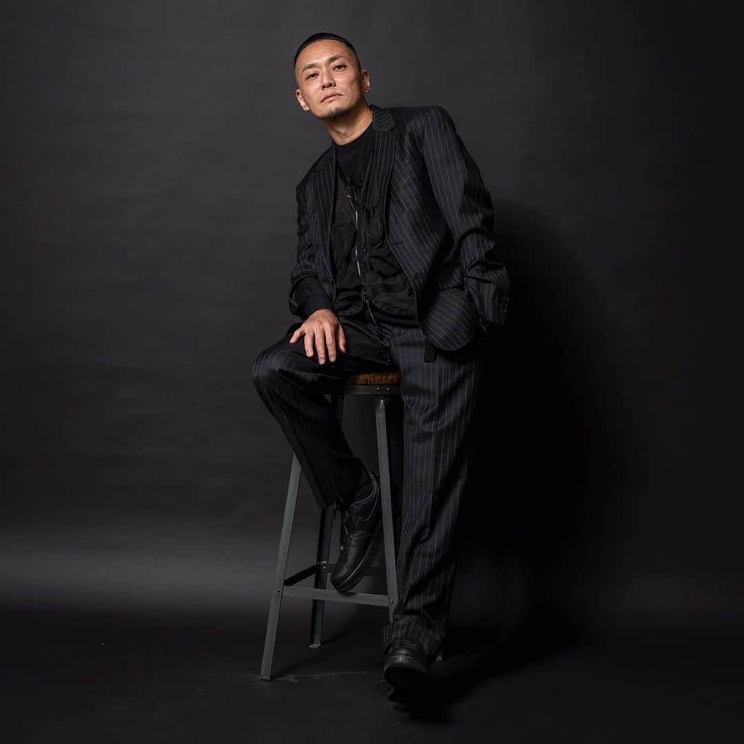 SENSEさんのインスタグラム写真 - (SENSEInstagram)「気分は、ミリタリーというよりタクティカル﻿ ﻿ スポーツやアウトドアへの高い関心が続く中にあって、昨今はミリタリーの勢いが目立つ。それも、カーゴパンツやフィールドジャケットといった昔ながらのミリタリーじゃなく、比較的新しいミリタリー。いわゆる、タクティカルってヤツだ。例えば、この＜C.P.カンパニー＞のベストみたいな。﻿ ﻿ 生地はコットン×ナイロンで織られた、オリジナルの50Fili。軽量で速乾性や通気性に優れたこの1着は、フラップ付きの多ポケット使いやアジャスターなどに用いられたグログランテープなど、タクティカルベストさながらの無骨な作りが随所に。﻿ ﻿ こんな1着を、ストリートに着るだけじゃ面白くない。クラシックなストライプ柄のスーツに、あえて合わせてみる。ドレス×タクティカルという対極過ぎるミックス感こそ、今の気分だよね。﻿ ﻿ ベスト¥53,000（C.P.カンパニー）、他私物﻿ ﻿ www.cpcompany.com﻿ ﻿ photography by FUMIHITO ISHII　@ishiifumihito﻿ hair&make-up by MAKOTO(juice)　@makoto.iwasaki﻿ text by MASAFUMI YASUOKA﻿ ﻿ @cp_company_official﻿ @cpcompany_japan﻿ #cpcompany﻿ @sense_magazine﻿ #sense_magazine﻿ #sense﻿ @theblacksensemarket﻿ #theblacksensemarket﻿ #ブラックセンス﻿ @moriya_sense﻿ #ファッション﻿ #fashion﻿ #コーディネート﻿ #ベスト﻿ #タクティカル﻿ #ミリタリー﻿ #黒が好き﻿ #ミックスコーデ﻿」7月20日 19時08分 - sense_magazine