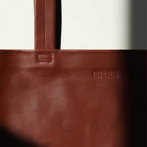 ブリーのインスタグラム：「The naturalness in our autumn collection can also be seen by the design language. Natural lines ensure balance and harmony. Feminine statements are made due to soft and organic shapes. Handcrafted finesse and high-quality materials underline our quality awareness and put our brand core values - smart functionality, innovative sustainability and modern design - into focus. . . . #breesince1970 #50yearsofbree #anniversary #madetomakeadifference #breevolution #handbags #leatherbags #purequality #purefashion #sustainablefashion」