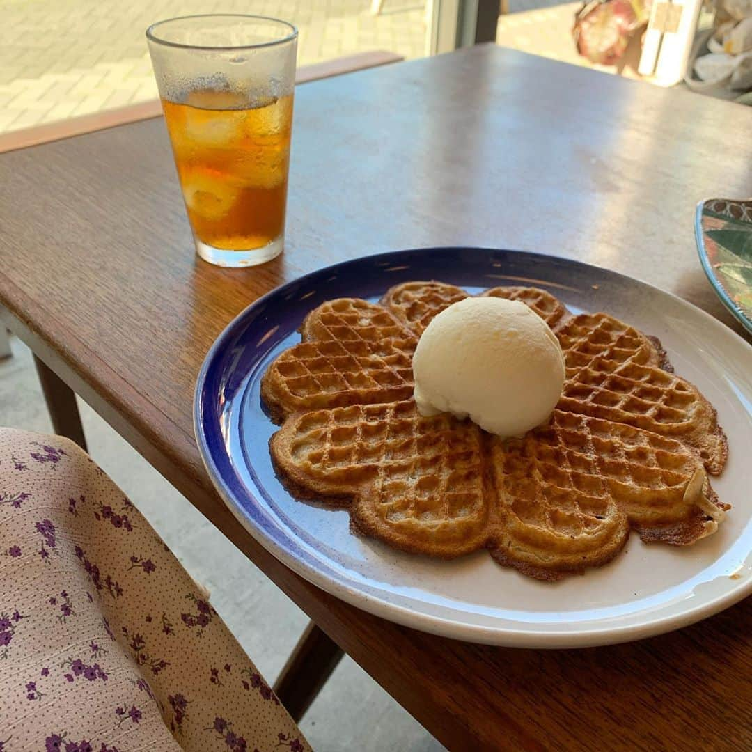 あかねぴさんのインスタグラム写真 - (あかねぴInstagram)「.﻿ ﻿ 昨日と今日と久しぶりに晴れ〜🌤﻿ ちょうどお休みだったので﻿ 出かけた先のカフェで休憩☕️♡﻿ ﻿ ワッフルおいしかった〜！☺️﻿ 見た目がとってもかわいかった🧇﻿ ﻿ 晴れたら着よ〜って思ってた﻿ ワンピースが着れた❤︎﻿ @chery_jp  ﻿ .﻿ ﻿ #ootd #cafe #code #dayoff #onepiece﻿ #fashion #whitecode #summer #teatime﻿ #koreanstyle #waffle #fuglenasakusa  #浅草カフェ #カフェ #ワッフル #コーデ #ワンピース #ホワイトコーデ #かごバッグ」7月20日 19時19分 - akanepi0426