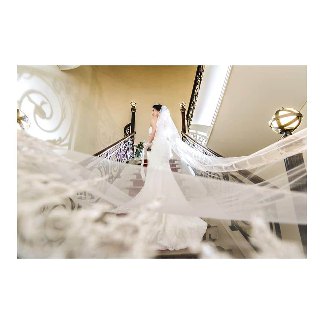 のインスタグラム：「.  pre wedding photo📸.  #weddingphotographer #ウェディングカメラマン  #ホテルモントレ大阪　#モントレ大阪　#モントレウェディング　#ホテルウェディング　#アンティーク　#エレベーター　#モントレ花嫁　#ヨーロッパ　#ウィーン　#ウェディングフォト　#前撮り　#ウェディングドレス　#西梅田　#大阪駅徒歩5分 #梅田 #プレ花嫁 #大阪花嫁 #前撮り #wedding #写真室」