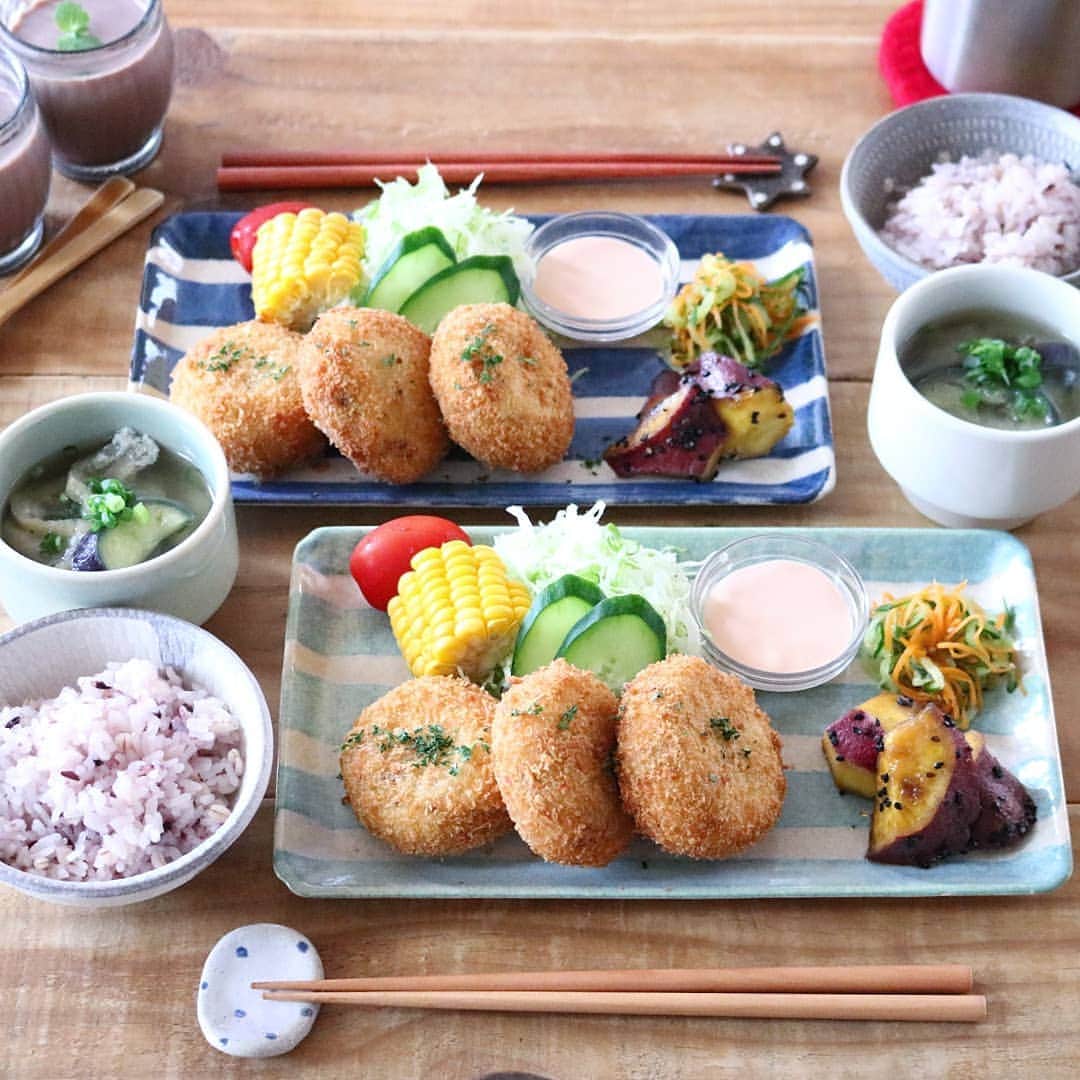 のインスタグラム：「♩ . . よるごはん . . コロッケ きゅうりと人参のナムル 大学芋 なすのお味噌汁 雑穀ごはん . . 今日は豆乳チョコプリン付き😋🍫 . . #yunaご飯#lin_stagrammer#kurashiru#delistagrammer#Japanesefood#ロカリキッチン#デリスタグラマー#クッキングラム#クッキングラムアンバサダー#タベリー#フーディーテーブル#Kissカメラ#iegohanphoto#てづくりごはん365#おうちごはん#おうちごはんlover#ママリクッキング#マカロニメイト#おうちごはん通信#キッチングラム#おうちカフェ#夜ごはん#晩ごはん#dinner#小石原焼#翁明窯元#コロッケ」