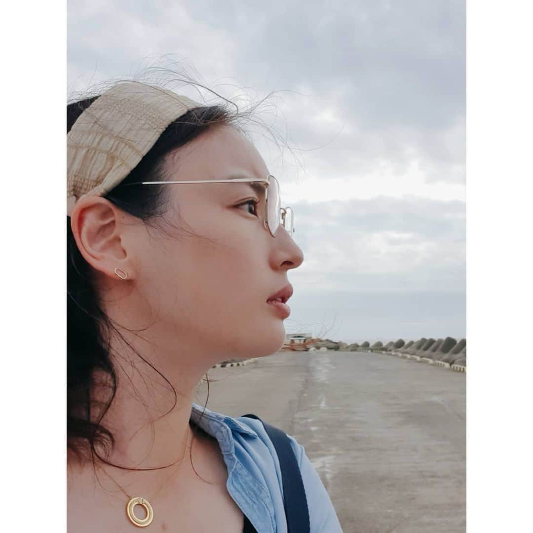 チョン・ダへのインスタグラム：「똥깡아지 둘과 어마마마를 모시고 운전기사를 하였더니 미간에 주름이 안펴진다 하더라...... 😔 나는 그저 몸종 나부랭이... 신분상승은 이번생엔 없는가.....😰 #딸래in제주」