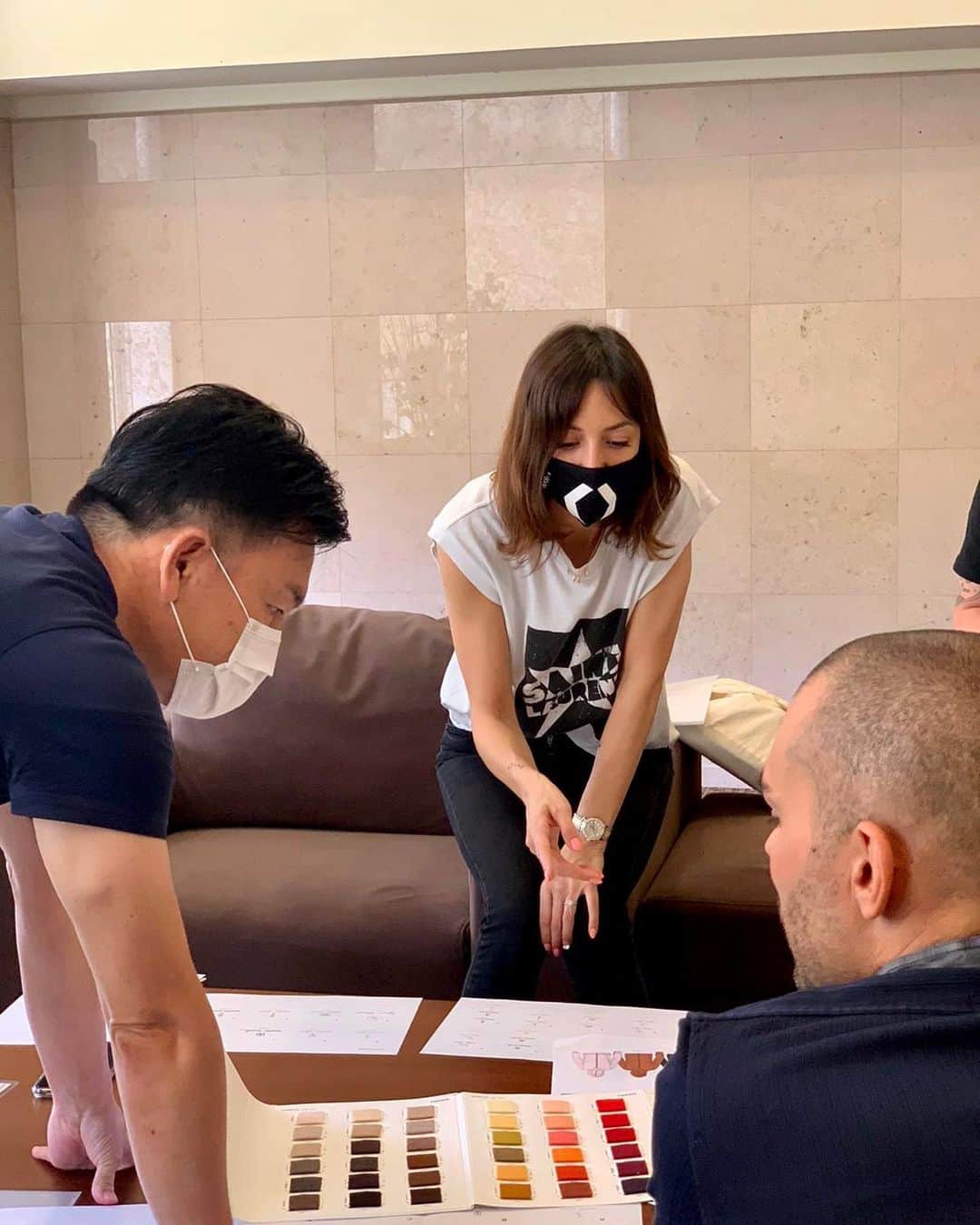 アンナ・オルティス（イニエスタの妻）のインスタグラム：「New projects coming 😉⁣ ⁣ 新しいプロジェクト 😉⁣ ⁣ #design #teamwork」