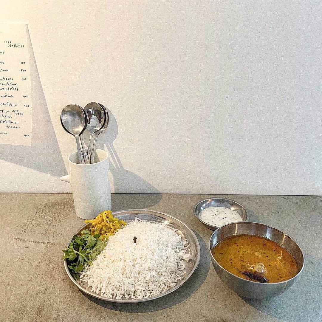 のインスタグラム：「栄養バランスばっちり♡﻿ 心も身体も満たされる定食が食べられる！﻿ ﻿ ﻿ 福岡県にある「しのぶめし」は、落ち着いた印象の外観とシックな店内が特徴。﻿ ﻿ ﻿ 食事のメニューは、「定食の日」と「カレーの日」があり、公式インスタグラムでお知らせしているので事前にチェックしてくださいね。﻿ ﻿ ﻿ 特に、定食の日は、栄養満点でからだに優しいメニュー。﻿ ﻿ ﻿ かなり人気で並ぶことも多いそうなので、開店間際を狙って行くのがおすすめです。﻿ ﻿ ﻿ カレーの日のメニューは、南インド風の本格カレー。ご飯はビリヤニを使用していて、スパイシーなカレーとよく合うんだそう。﻿ ﻿ ﻿ 店主のこだわりもたっぷりで一度行ったら気に入ること間違いなし◎﻿ ﻿ ﻿ 【しのぶめし】﻿ 住所：福岡県福岡市中央区六本松1-7-36﻿ 営業時間：11:30～14:30﻿ 定休日：水・木・金﻿ ﻿ ﻿ photo by﻿ @____vty.psy____﻿ ___.may__﻿ @______maruchan﻿ ﻿ ﻿ #isuta #イスタ #isutapic﻿ #isutacafe #カフェ巡り #おしゃれカフェ﻿ #しのぶめし #六本松定食 #六本松ランチ ﻿ #六本松グルメ #六本松 #福岡ランチ ﻿ #福岡グルメ #定食の日 #食堂 ﻿ #定食屋 #福岡カフェ #福岡カフェ巡り﻿ #cafestagram #カフェ #カフェ好き﻿ #お洒落な人と繋がりたい﻿ #カフェ好きな人と繋がりたい」
