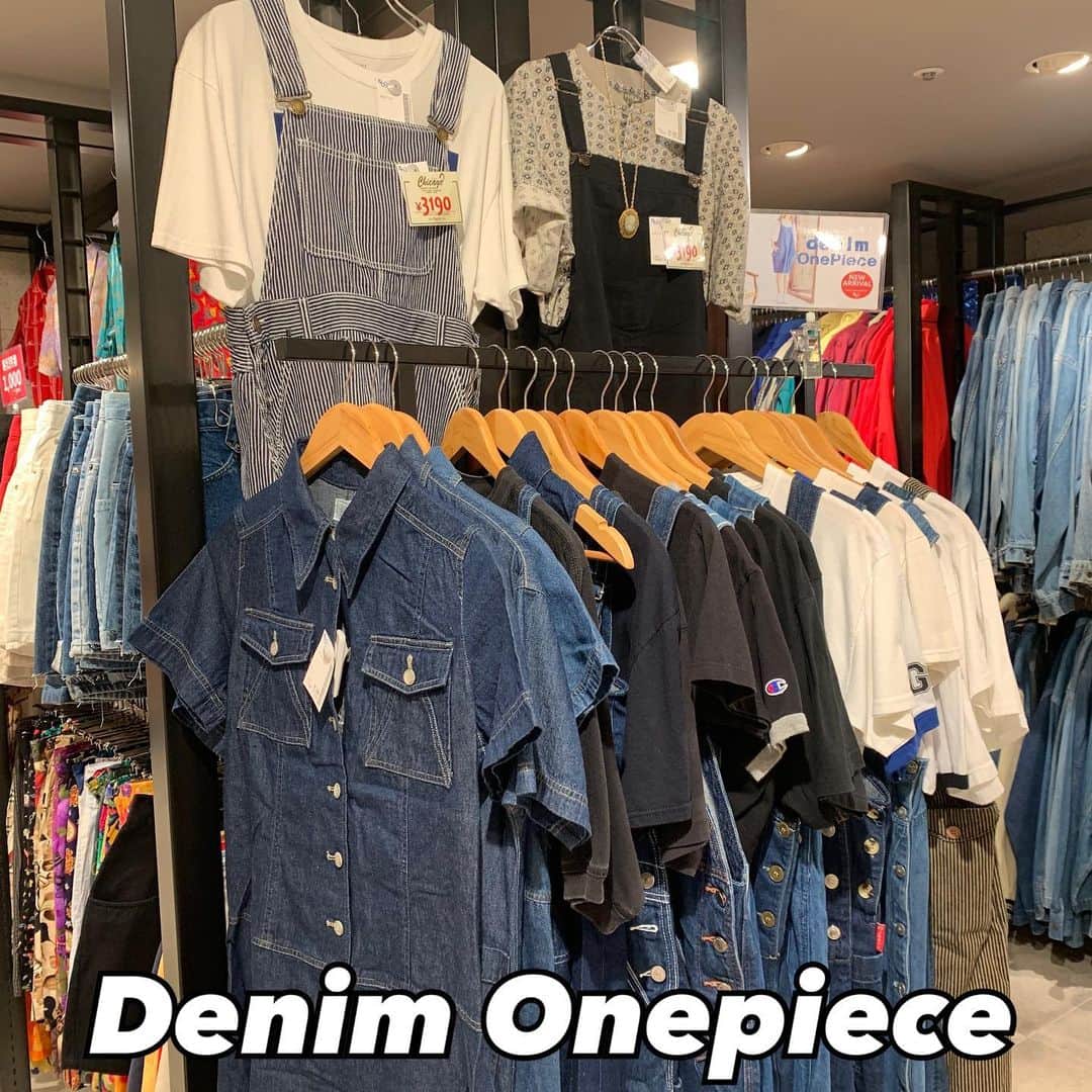 のインスタグラム：「・ #原宿シカゴ原宿店 ・ ・ ・ 👗デニムワンピース👗 ・ ・ 原宿店スタッフオススメコーディネイト紹介です‼️ スリットタイプにはパンツを合わせて流行りの『レイヤードスタイル』で脚長効果🙆🏻‍♀️ 低身長さんにはウエストの紐をキュッと結んで脚長効果🙋🏻‍♀️💕 色々なお洒落が楽しめるアイテムとなっております‼️ ・ ・ 新商品、毎日入荷‼️ ご来店をお待ちしております🗽 ・ 原宿シカゴ原宿店 東京都渋谷区神宮前6-31-15 2F 03-6727-5505 営業時間 12時〜20時(短縮営業中) JR原宿駅表参道口から徒歩3分 東京メトロ明治神宮前駅3番出口から徒歩2分 ・ #denim#onepiece#dress#デニム#ワンピース#ワンピースコーデ#レイヤード#スタイル#レディースファッション#原宿#原宿シカゴ#古着#古着屋#古着屋さん#古着女子#古着男子#フルジョ#フルダン#原宿#下北沢#吉祥寺#京都 #harajuku#harajukuchicago#usedfashion#usedstyle#usedmix#usedclothing#vintage#outfit」