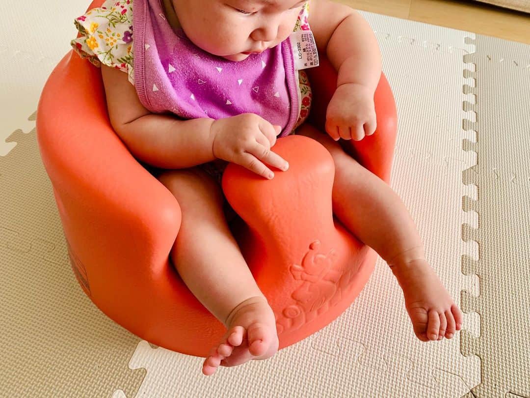 高松チェルシーリナのインスタグラム：「. 娘っち、バンボデビューしました🐘💕 立っちとおすわりが大好きで、 抱っこよりも立たせろー！！座らせろー！！と泣かれるので🤣🤣 首も座ったし、寝返りした後自分で首も起こせるようになったので、バンボの時期がやってきた！やったー！🤸🎉 . 想像以上に気に入ってるみたいでめちゃ助かるー🥺❤️ うちにはベビージム、バウンサー、ベビーラックとベビのあやしグッズは一通りあるんだけど、バンボが一番気に入ってるっぽい。笑　今にも歩き出しそうなくらい足が強い子なので、これからが楽しみ🥰笑 . #バンボ#バンボデビュー#生後4ヶ月#女の子ベビー」