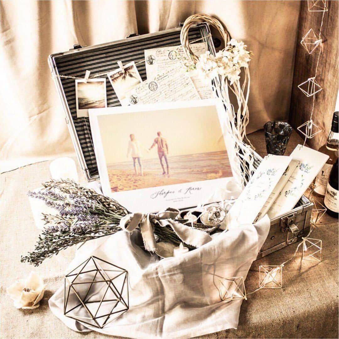 のインスタグラム：「写真を使ったアイテムはゲストとおふたりとの距離がぐっと近づく演出に💗🔑 お式当日…💒 ゲストへはじめてお相手を紹介することが多いなかで ふたりのツーショット写真は 普段みることのできない貴重な表情✨ 『お似合いだね❣️』とゲスト同士の 会話にも和やかなムードを運んでくれます💐🧚‍♀️🧚‍♂️ ＊ 本日ご紹介の画像はFavoriで人気の 『Studio1 Y（スタジオ1 Y）』📸 おふたりの写真が キャンバスに美しく刻まれる感動を🌙✨ まるで光沢紙に印刷されているような ハイクオリティーの仕上がりで 横パノラマにたっぷり、1枚写真が入ります🖼 シンプルなきれいめデザインなので アンティーク小物とのコーディネートにも 素敵に映えますよ🥀🏹 ＊ 写真の演出ってちょっと恥ずかしいなー🙈 と思う方にこそ本気でオススメしたい❣️ Favoriのおしゃれな写真入りアイテム💑 ぜひホームページをチェックしてみてくださいね🙌 ＊ #ウェルカムボード #ウェルカムスペース #ディスプレイ #ウェルカムスペースアイテム #キャンバスウェルカムボード  #ウェルカムスペース装飾 #welcomespace #結婚式diy #大阪花嫁 #横浜花嫁 #tg花嫁 #ウェディング準備#2020秋婚 #2020冬婚 #卒花嫁 #卒花  #プレ花嫁  #2021春婚 #2021夏婚 #2021秋婚 #2021冬婚 #favori_wedding」