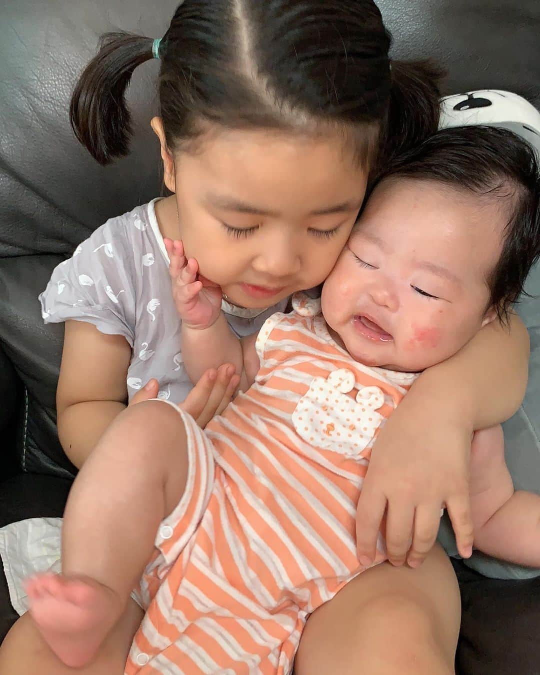 イ・ユンジのインスタグラム：「소울아 사랑해~ 응 언니 나도 사랑해 😹 #현실자매#라니소울네#오늘밤10시20분#동상이몽#오늘이마지막#아쉽지만#우리사랑영원히 #육아요정라니#소울둥절#다소곳한정선비#어쨌거나이윤지#네식구이야기」