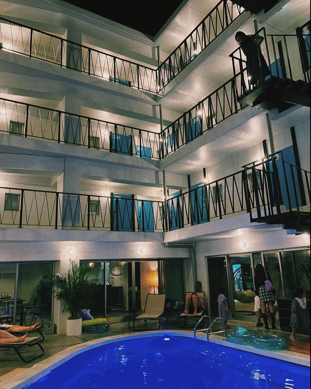国枝洋子のインスタグラム：「週末はじゅんなとプチ旅行へ🐬  茅ヶ崎の @8hotel_chigasaki に行ってきました！  茅ヶ崎駅から3分の場所にあるのに着いたら「あれ？ここ海外だっけ？」ってなるくらい異空間でお洒落！  プールもあって、サウナもあって、犬も泊まれるビジネスホテル…😳  全然ビジネスホテルとは思えない！！🥺  じゅんなも凄く楽しかったみたいで帰りたくない。って大泣き😭  だけど近場だし安いしまたすぐに行きまーす☺️🙏  #茅ヶ崎  #8hotel #8hotelchigasaki」