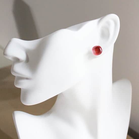 comb de shioさんのインスタグラム写真 - (comb de shioInstagram)「【オンラインショップにUPしました！】 コロンと丸い、赤ピアス。 落ち着いた優しい赤いは、派手すぎず、装いに馴染んでいい感じ。  装いに「色」が欲しいな！ と言う時に、大活躍する、大人の赤い#ガラスピアス です。  Glass art jewelry by Isako.toda﻿ ﻿ 【作品リスト】﻿ ﻿ ■ ペインティングシリーズ・1点ものガラスピアス「Autumn red」｜箱付 PI-PA-200720  オンラインショップ掲載中です。﻿ ﻿ #conbdeshio﻿ #コムデシオ ﻿ #コムデシオガラス ﻿ #ガラス作家杜多一菜子﻿ #アートを身につける新感覚アクセサリー﻿ #ガラスアクセサリー﻿ #1点ものアクセサリー ﻿ #作家ものアクセサリー ﻿ #ハンドメイドアクセサリー ﻿ #ガラス作家 ﻿ #アート好きな人と繋がりたい ﻿ #ファッション好きな人と繋がりたい ﻿ #ガラスジュエリー  #大人のアクセサリー  #三重県津市  #30代ファッション  #40代のおしゃれ  #50代ファッション  #combdeshioglass﻿ #madeinjapan #handmade #jewelry #glassjewelry #glassartist﻿ #glassartjewelry #handmadeaccessory」7月20日 19時22分 - comb_de_shio