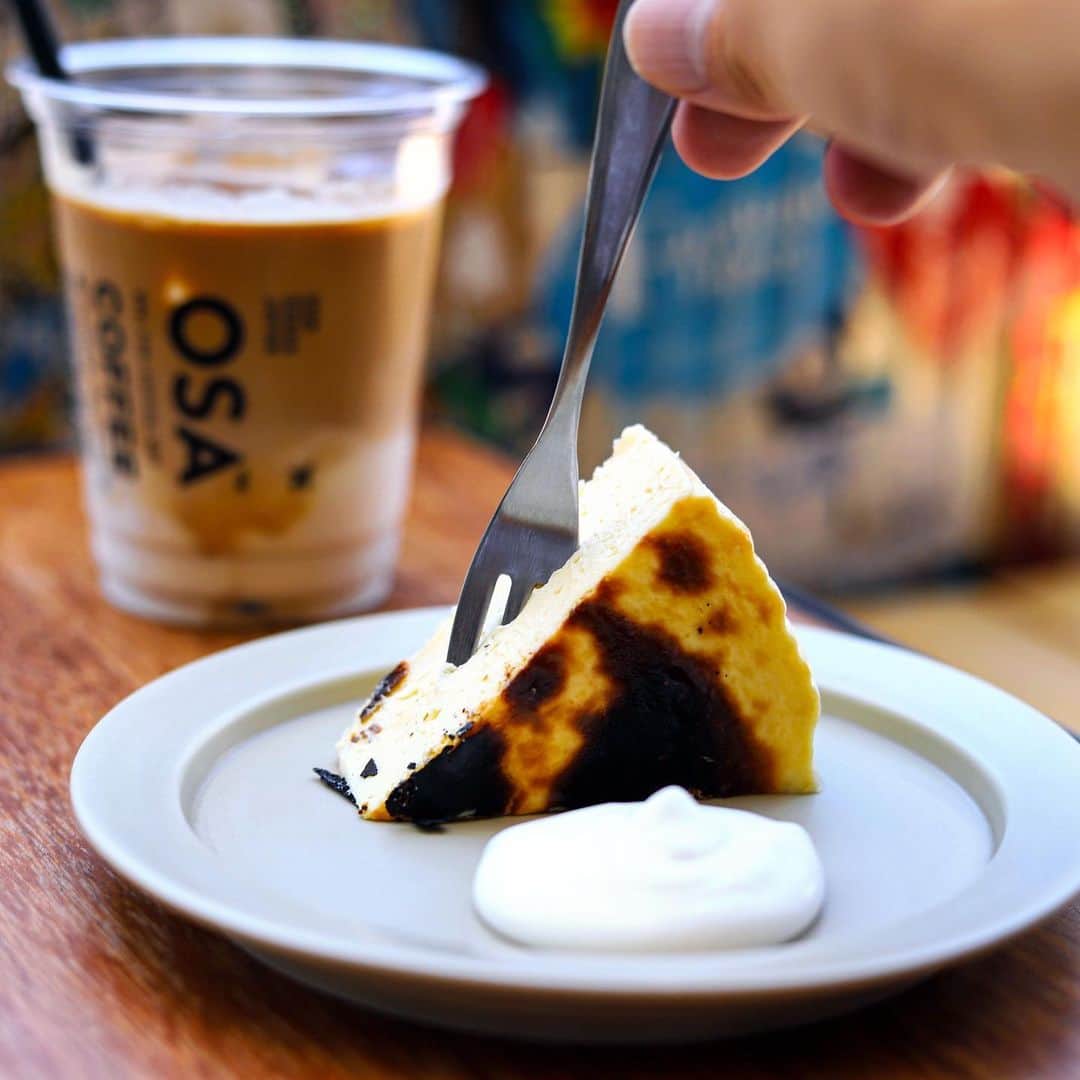 きょん。さんのインスタグラム写真 - (きょん。Instagram)「.  .  OSA COFFEE @osa_coffee  空間デザイン そのものが 空港的でして 利用客というよりは 旅行客に近い感覚✈︎  最近 提供がスタートした 横たわるバスチー&OSA LATTE☕️  #osacoffee #sweets#osaka」7月20日 19時23分 - kyon_tokiiro