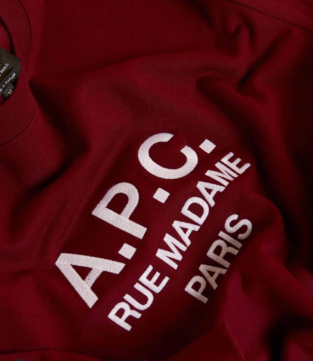 アーペーセーさんのインスタグラム写真 - (アーペーセーInstagram)「The Rufus sweatshirt with the A.P.C. rue Madame Paris logo.   Available in stores and at apc.fr in several colors.  #APC #apcruemadameparis  Regram @end_clothing」7月20日 19時24分 - apc_paris