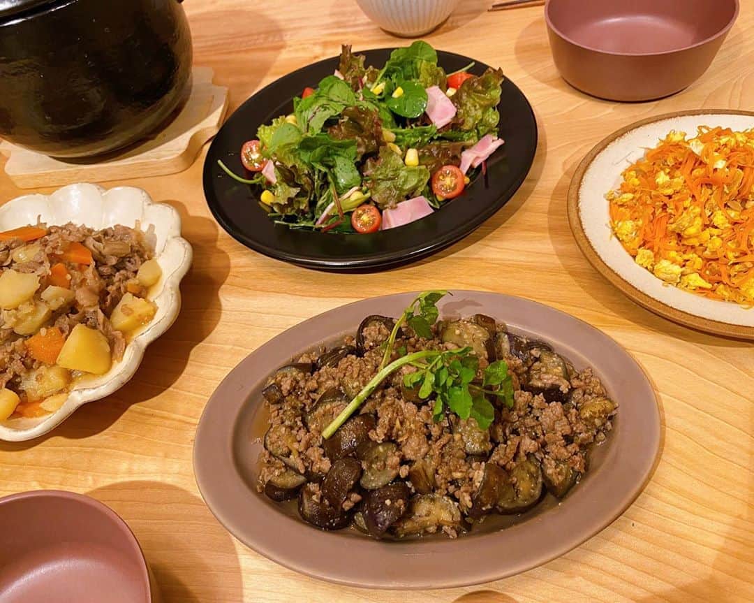 近藤千尋のインスタグラム：「今日は娘とのお仕事が早く終わって 一緒に台所に立ち夕飯作り🍴 いつもの何倍も時間はかかるけど 自分で作ったご飯は 格別に美味しいみたいです😅❤️笑 #娘のリクエストはいつも人参 #私は人参が苦手 笑 #内緒🤫 #献立」