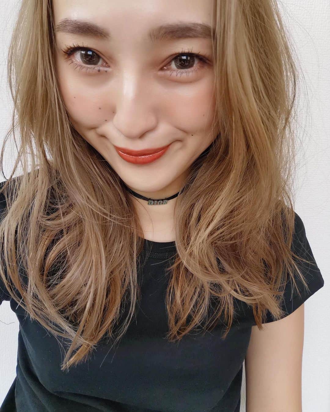 田代裕美恵のインスタグラム：「💛 . . 謎に何かに吹っ切れた様に とーっても髪色を明るくした👩🏼 . まだ雨多いから 髪の毛くくるんも楽しみ👱🏼‍♀️ . って思ってたら 雨降らんかったから 巻いた👩🏼‍🦱 . . #ハイトーン とはこのことなのか . #夏はじめました . #newme #にゅみえ」