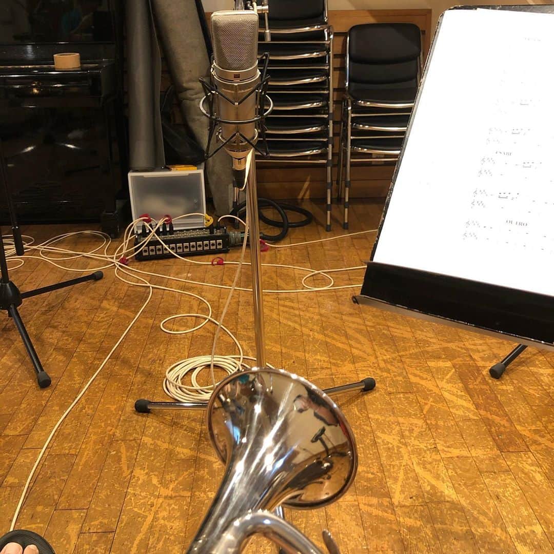 シーサーのインスタグラム：「・ ・ 久々にレコーディング♬ せーので音を鳴らすってのは やっぱり気持ちがいいもんですな◎ 感謝！ ピス！  #recording #trumpetlife #4ヶ月ぶり #楽器も身体もすこぶる調子はいい」