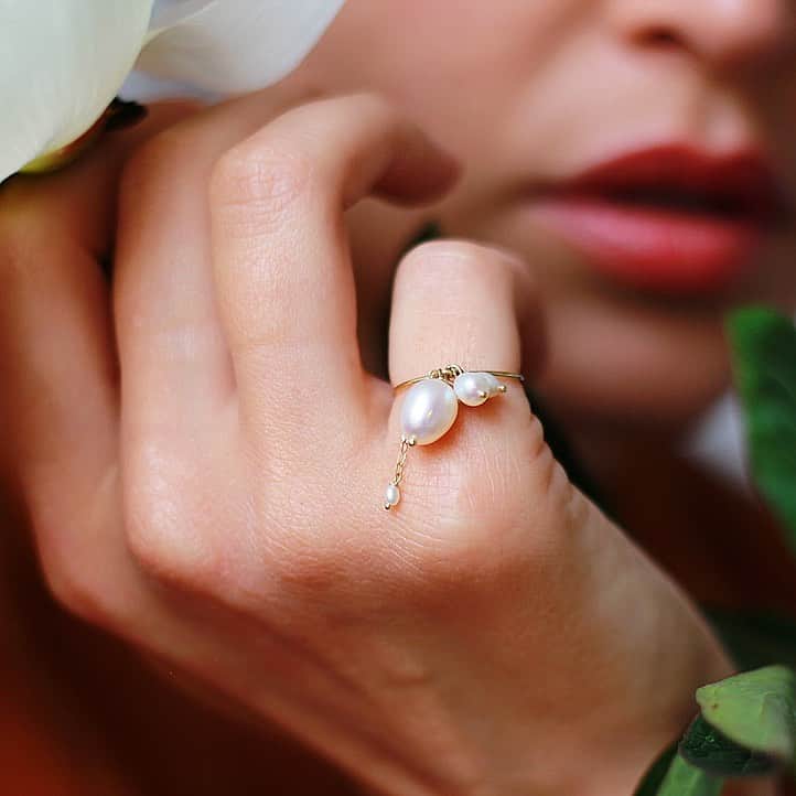 スイート ピーさんのインスタグラム写真 - (スイート ピーInstagram)「Five Snowdrop pearls with tiny diamond and chain drop✨🐚 by Siobhan O’Neill @sweetpea_finejewellery  📸 @shotbymandy」7月20日 19時28分 - sweetpea_finejewellery