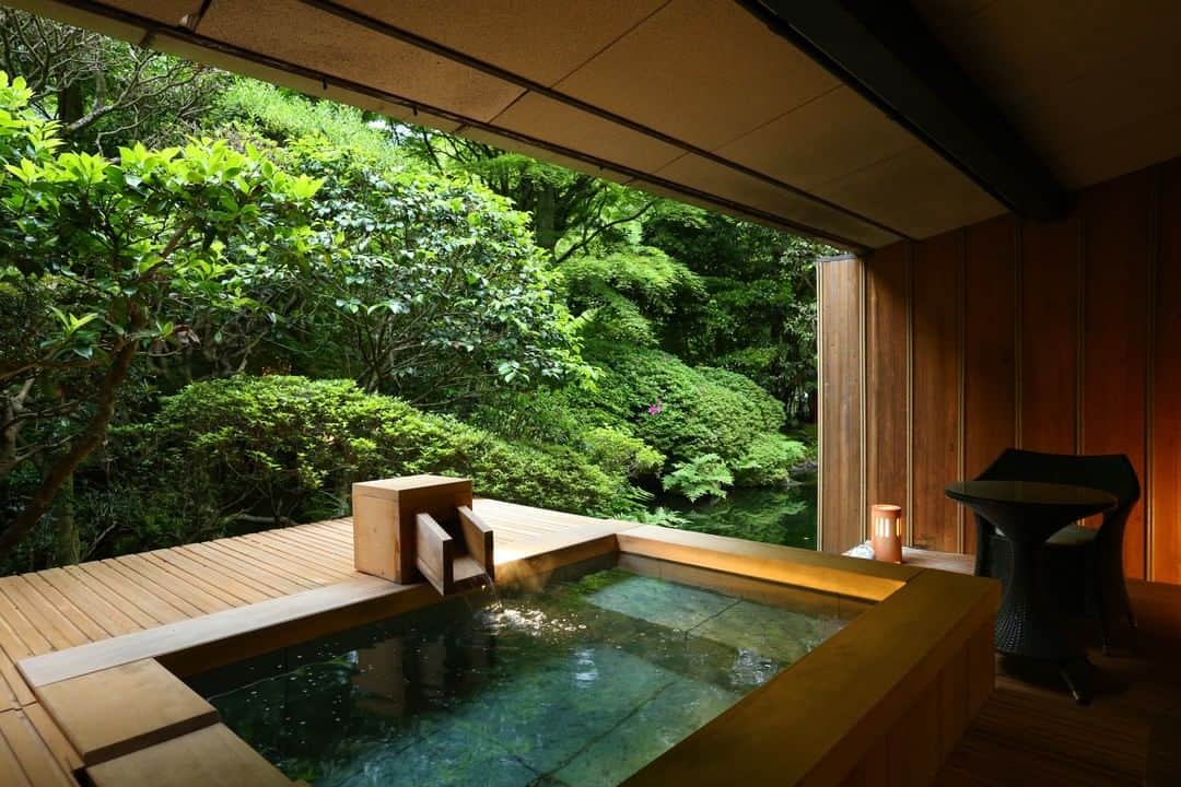 Relux | リラックスさんのインスタグラム写真 - (Relux | リラックスInstagram)「【本当に必要なものがここにある】 . 📍海石榴 /神奈川県  奥湯河原に静かに佇む旅館。  部屋からの景色は、四季折々の変化を感じさせてくれます。 ゆっくり楽しめる無色透明で柔らかい湯河原の湯は、芯から体を温めてくれることでしょう。 四季折々の懐石料理をお部屋でいただく、贅沢なおこもりステイをご満喫ください。 . @tsubaki_1978  . #海石榴 #神奈川県 #海石榴 #神奈川旅行 #湯河原 #奥湯河原 #湯河原温泉 #おこもり #露天風呂付き客室 #部屋食 #近場旅行 #国内旅行 #週末旅 #週末旅行 #大人の休日 #記念日旅行 #誕生日旅行 #温泉旅行 #旅館 #温泉旅館 #ホテル #ラグジュアリーホテル #リゾート #リゾートホテル #旅スタグラム #旅行好きな人と繋がりたい #unknownjapan #japantravelphoto」7月20日 19時30分 - relux_jp