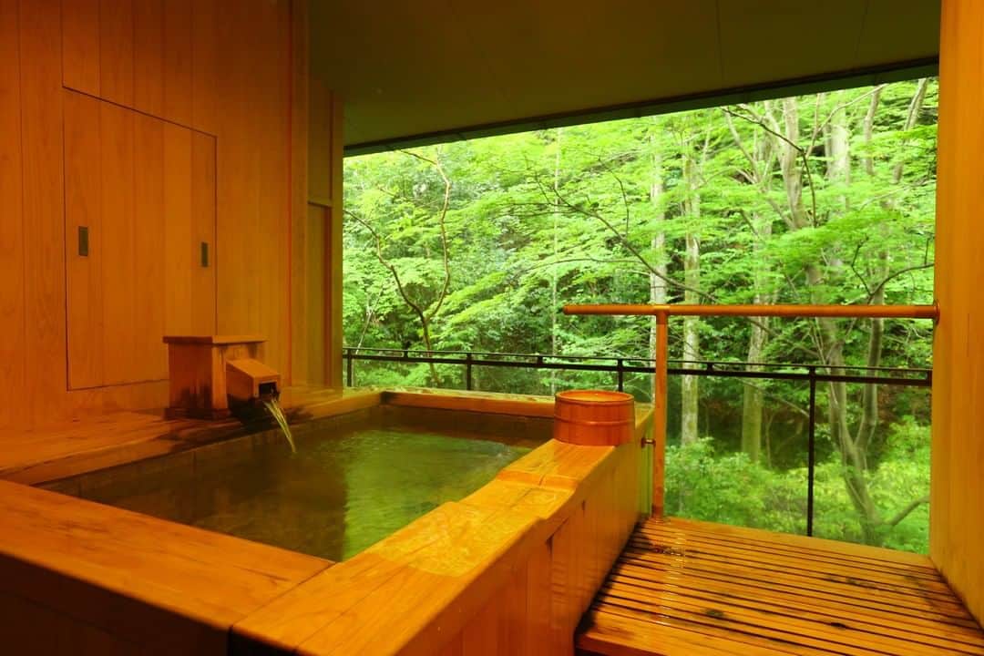 Relux | リラックスさんのインスタグラム写真 - (Relux | リラックスInstagram)「【本当に必要なものがここにある】 . 📍海石榴 /神奈川県  奥湯河原に静かに佇む旅館。  部屋からの景色は、四季折々の変化を感じさせてくれます。 ゆっくり楽しめる無色透明で柔らかい湯河原の湯は、芯から体を温めてくれることでしょう。 四季折々の懐石料理をお部屋でいただく、贅沢なおこもりステイをご満喫ください。 . @tsubaki_1978  . #海石榴 #神奈川県 #海石榴 #神奈川旅行 #湯河原 #奥湯河原 #湯河原温泉 #おこもり #露天風呂付き客室 #部屋食 #近場旅行 #国内旅行 #週末旅 #週末旅行 #大人の休日 #記念日旅行 #誕生日旅行 #温泉旅行 #旅館 #温泉旅館 #ホテル #ラグジュアリーホテル #リゾート #リゾートホテル #旅スタグラム #旅行好きな人と繋がりたい #unknownjapan #japantravelphoto」7月20日 19時30分 - relux_jp