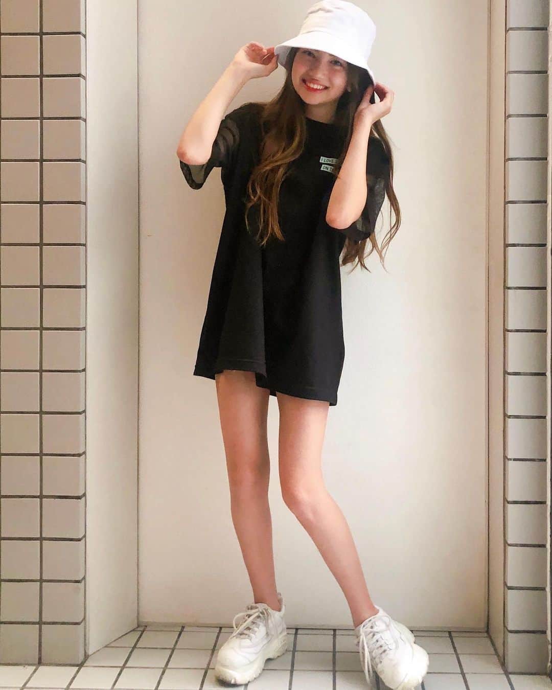 lilliakarina りりあさんのインスタグラム写真 - (りりあInstagram)「アンラブのメッシュスリーブビッグT  大きめなのでショーパンに合わせてTシャツワンピ風に。 袖がメッシュになってるのがポイント❤︎ インしてスカートに合わせてもいい感じ(^-^)  #AND24LOVELY #アンラブ ...