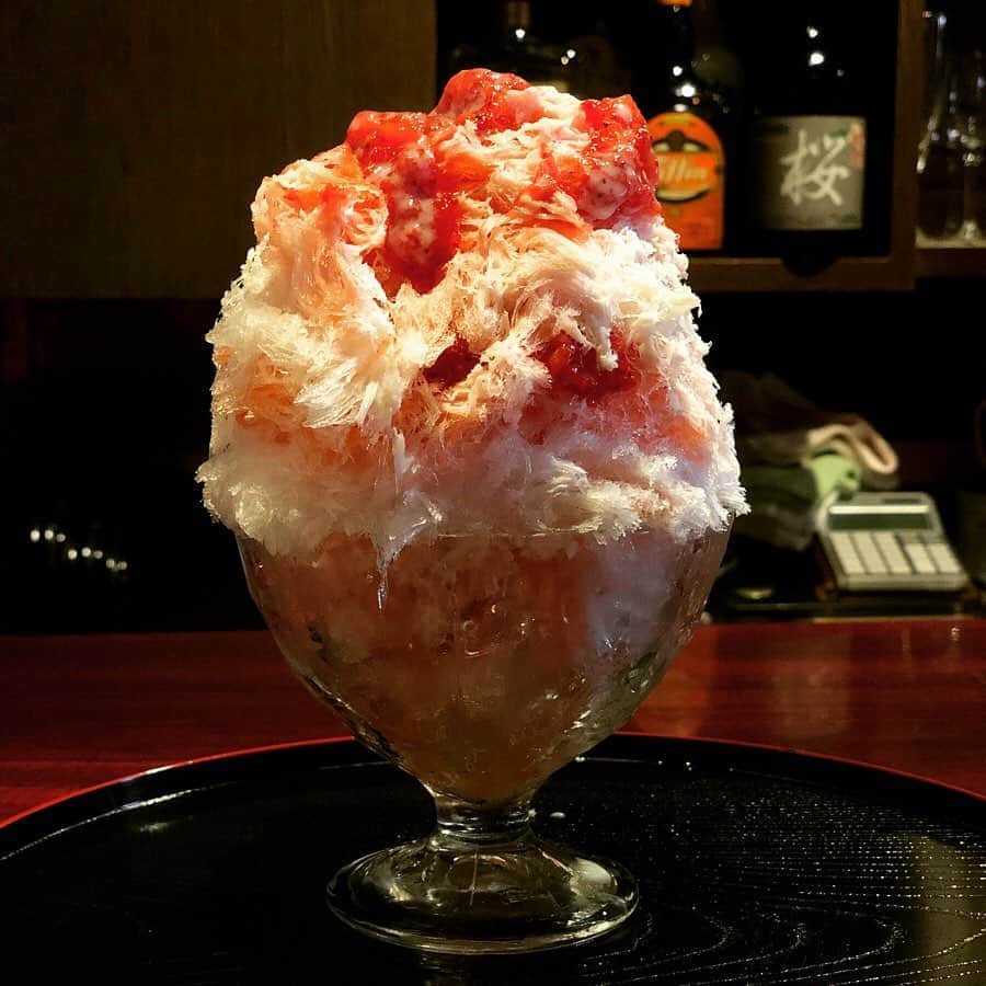 佐田志歩さんのインスタグラム写真 - (佐田志歩Instagram)「昨日予告していた笑 #かき氷日記 最強にコスパの良いかき氷屋さんを見つけました...！ #四代目大野屋氷室  氷屋さんが夏限定で営業しているお店だそうです🍧 美味しくて1人で2杯食べちゃいました笑💓 写真１枚目は「いちごみるく」 生苺がたっぷり入ってました♡ ２枚目は「生搾りレモン」 自家製の"すい"（みぞれのこと）にレモンを絞ったさっぱり爽やかなかき氷🍋 なんと、どちらも600円！！！ こんなにお安くていいんですかというかんじです😭✨ しかも追い氷も無料なのがすごい！😭✨ . さらにもう少し語らせていただきますと笑、表面を丸く整えず削ったままの状態で提供されるので、下の方までふわっと軽い食感が続きます✨舌に当たった時の冷たさの痛み（わかりますかね🤣）がないので全くキーンとしません！ 氷ももちろんおいしいのですが、味付けも最高で！ いちごは追い氷しないと余っちゃうくらい贅沢にゴロゴロ入っていましたし、 レモンはもともとしっかり味がついているのにレモン果汁を追加でかけながら食べるというスタイルでした！最後はよりさっぱり食べられて良かったです🍋✨ かき氷って大体1000円前後が相場だと思うんですけど、このクオリティで600円って🍧✨感動でお店出たあとしばらく放心状態でした🤣💓 . #かきごおりすと ＃かきごおらー #かき氷 ＃東京かき氷 #かき氷巡り #いちごかき氷 #レモンかき氷 #上野グルメ #上野カフェ」7月20日 19時30分 - sadashiho