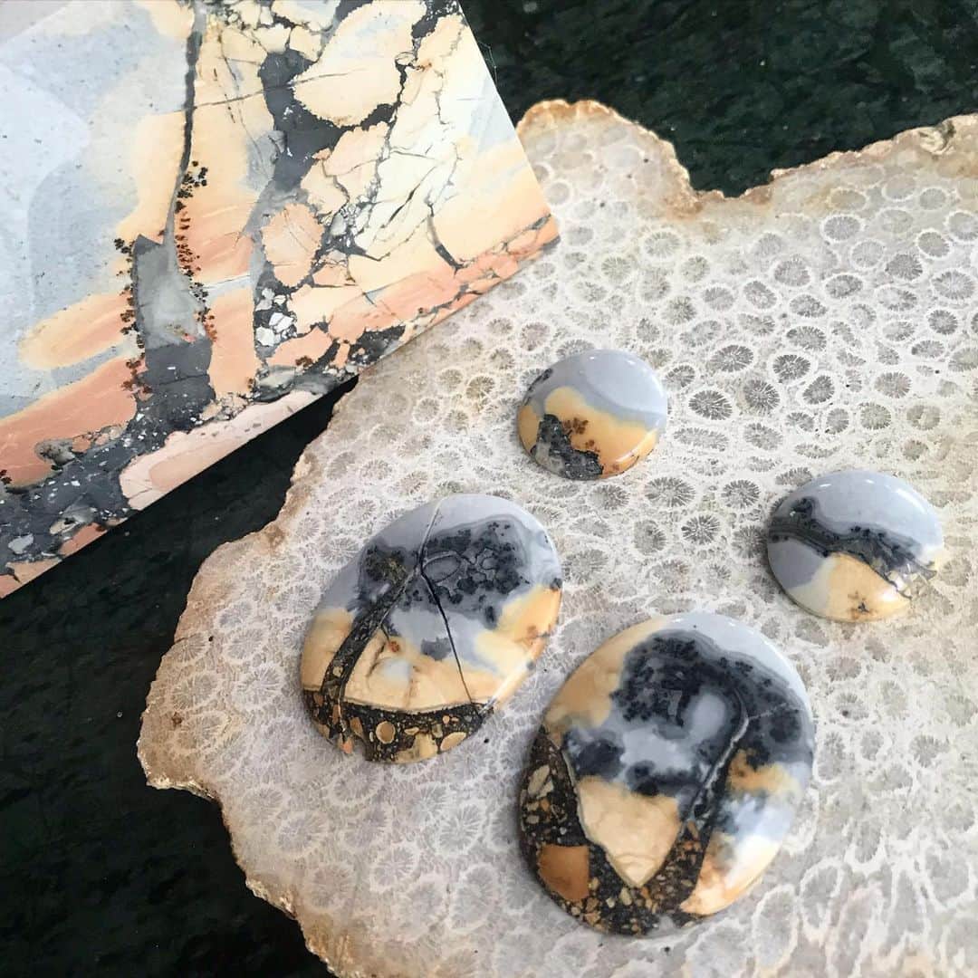 ベックスロックスのインスタグラム：「#Naturesart ✨💛  What do you see?  A pair of oak trees? A unicorn?   #Maligano jasper is a fossil stone formed over millions of years.  Each stone has its own character.  The more you look at it the more it talks to you and the more it reveals, it is utterly unique.   Mother nature’s Incidental beauty.   Here our Master stone carver has cut two matching rare cabochons revealing what I see as a pair of oak trees with little landscape buttons perfect for a pair of earrings ready for co-creation as a One-Of-A-Kind piece @rebeccamannersbespoke 💫✨  Maligano fossil is said to protect you against negativity and is also an excellent grounding stone to be worn at all times for extra positivity.   For more info DM us or contact thestudio@bexrox.com   #bespokejewelry  #fossils  #bespokeitlikeyoumeanit  #oneofakind  #oneofakindjewelry」