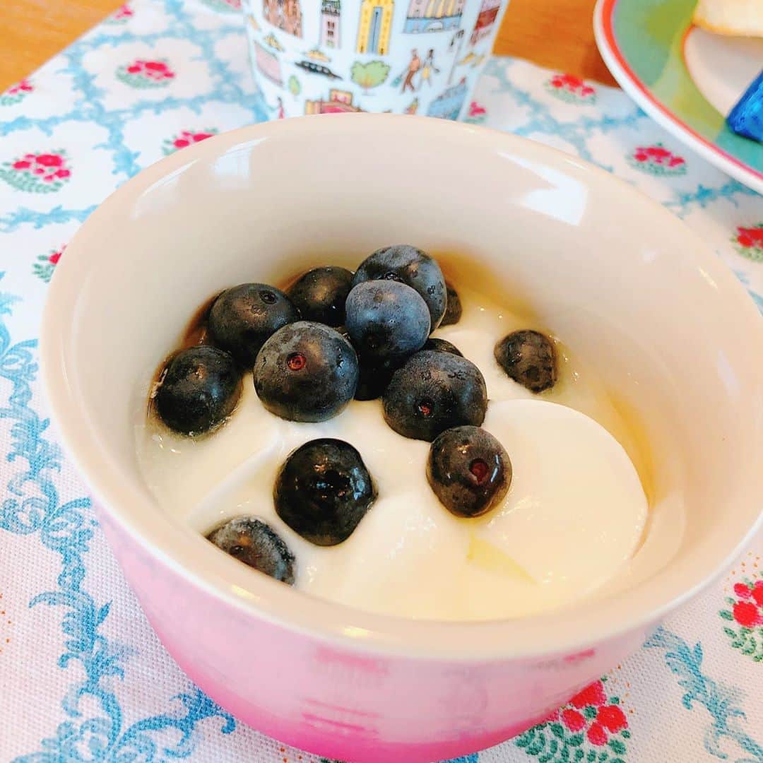 上杉洋史のインスタグラム：「Blueberries from my yard. #blueberry #yogurt #breakfast」