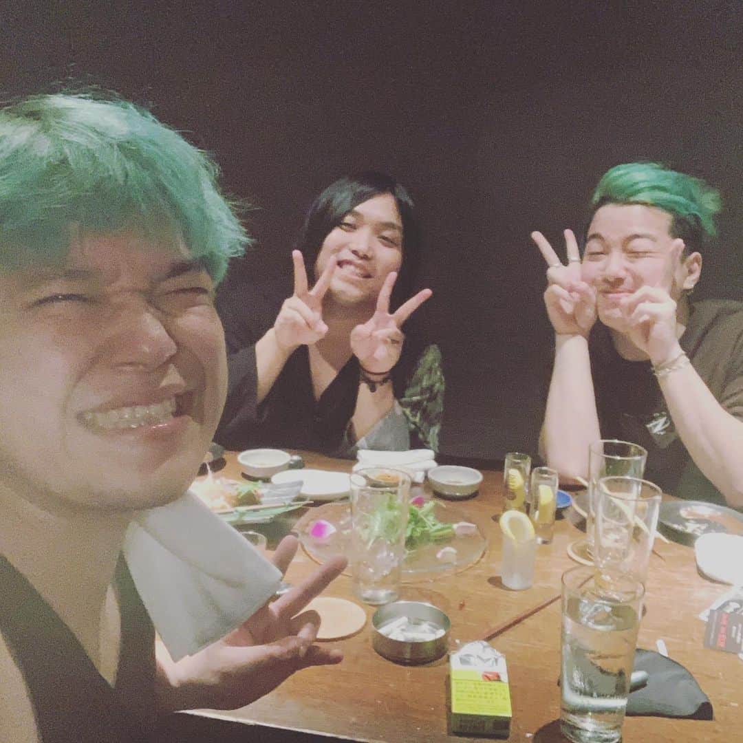 相馬トランジスタのインスタグラム：「2回目の緑友会💚今回のゲストはトミ兄でした🤢  #毎日笑顔日記 #辛うじて笑顔 #ゴチになりました🙏」